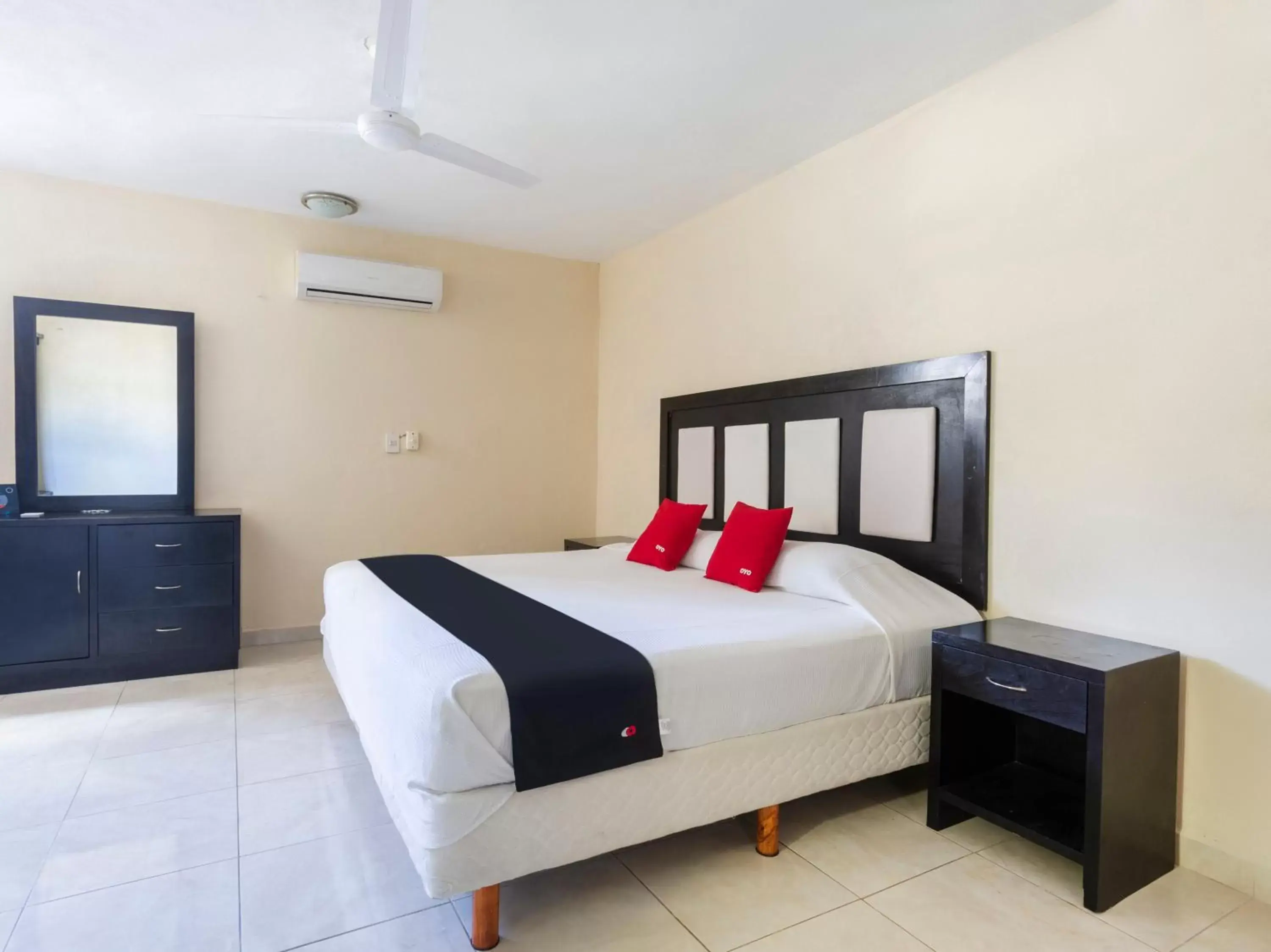 Bedroom, Bed in Hotel Jardín Cancún