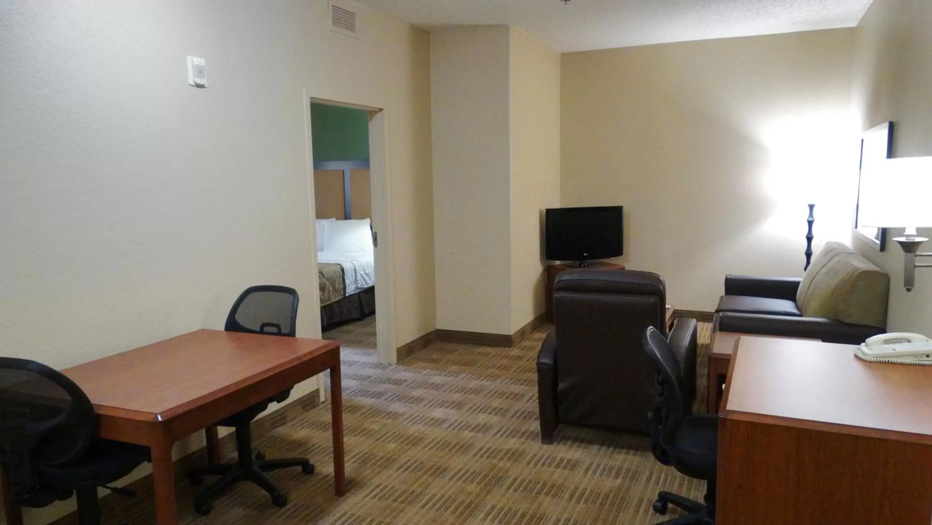 Living room, TV/Entertainment Center in Extended Stay America Suites - Dallas - Frankford Road