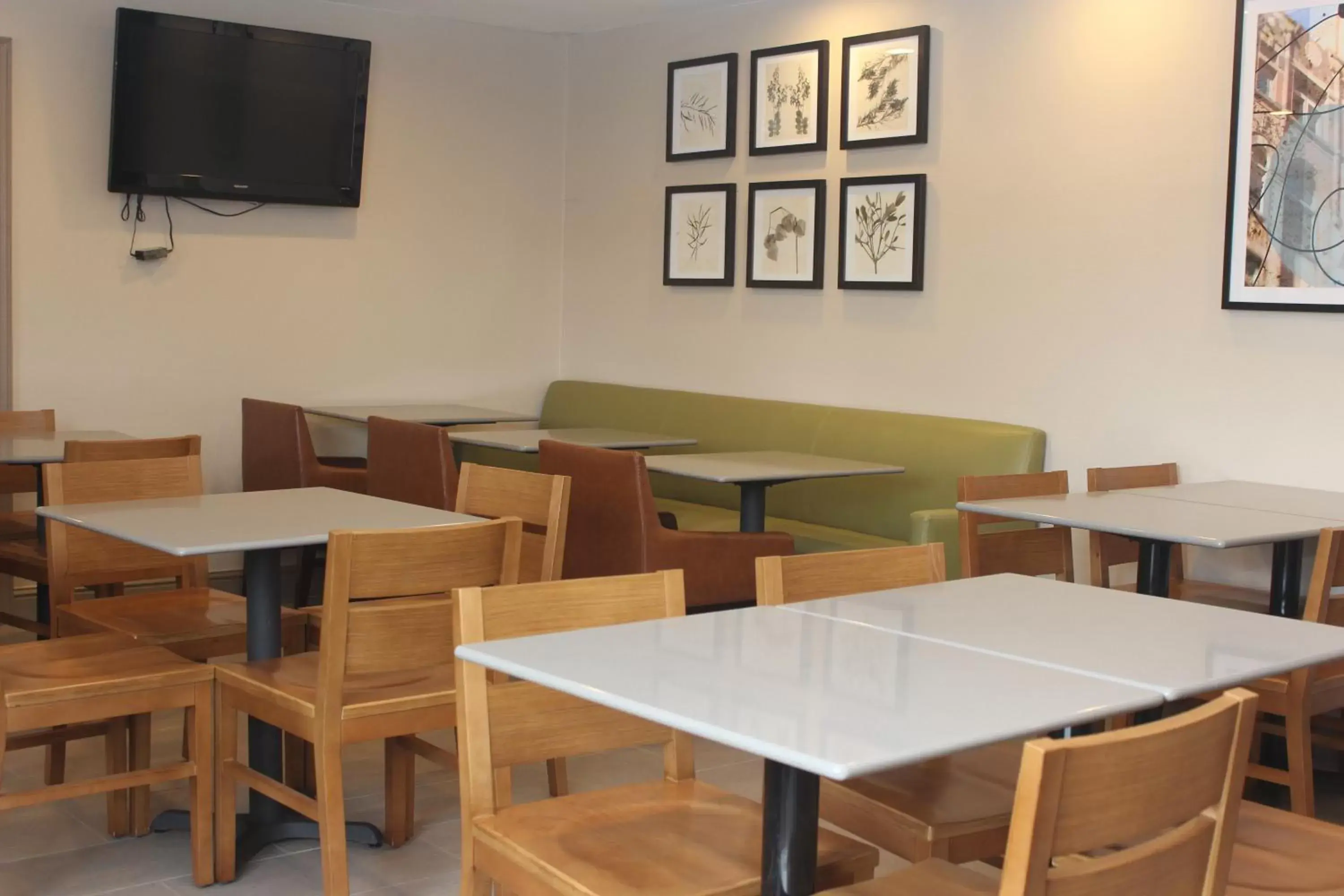 Dining area, Restaurant/Places to Eat in Country Inn & Suites by Radisson, Nashville, TN