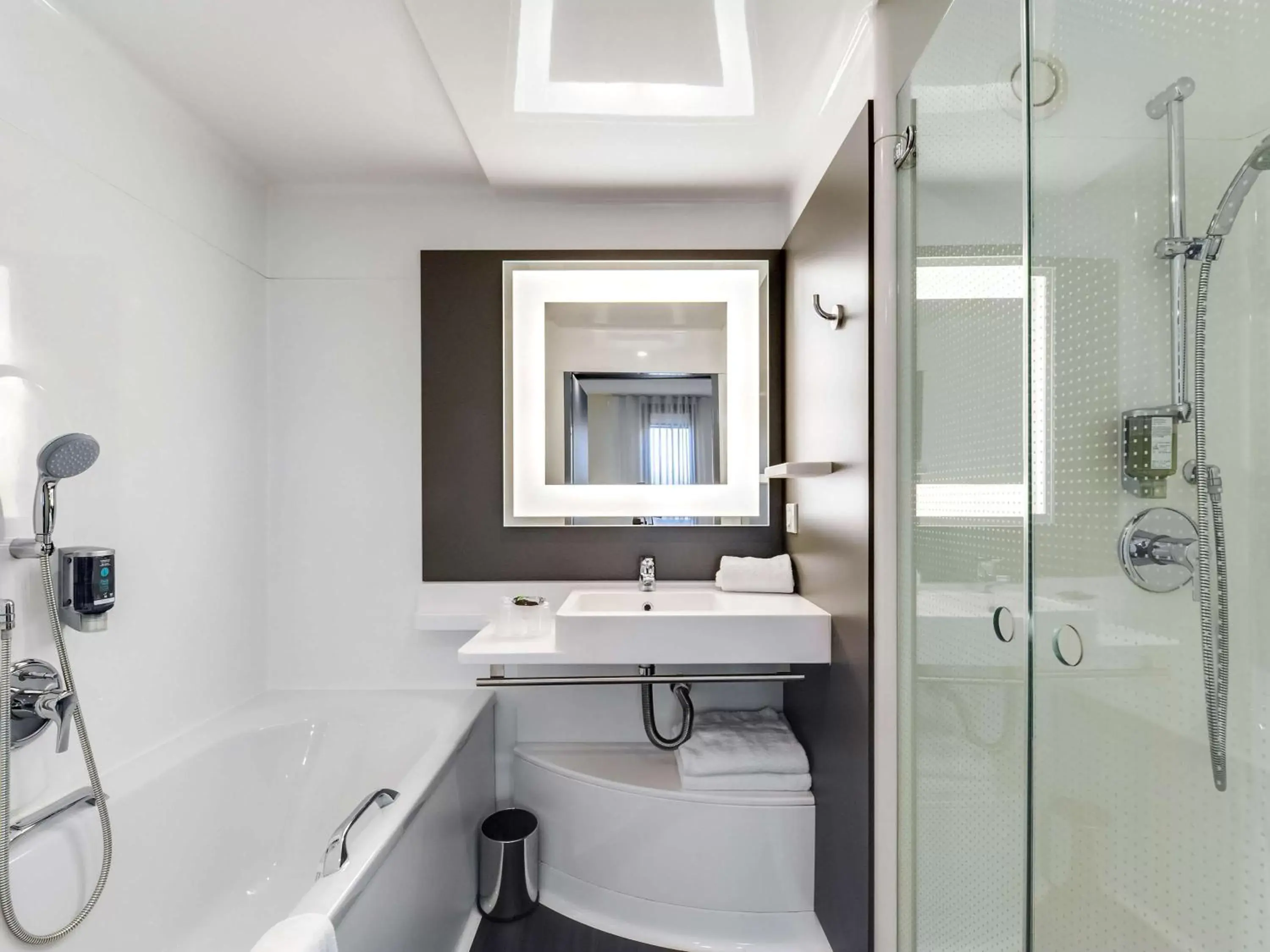 Photo of the whole room, Bathroom in Novotel Suites Paris Montreuil Vincennes