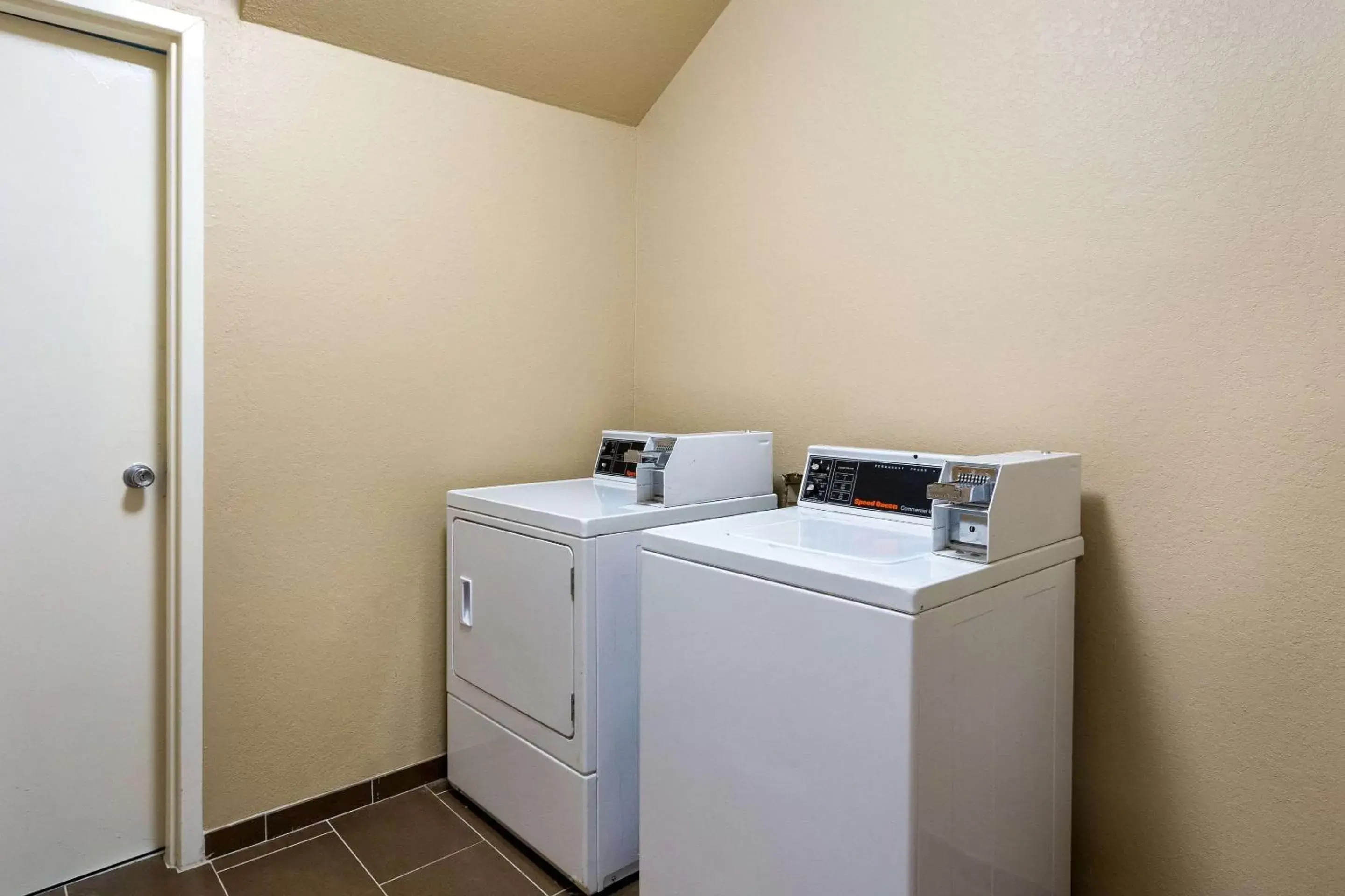 On site, Kitchen/Kitchenette in Comfort Inn & Suites Baton Rouge Airport