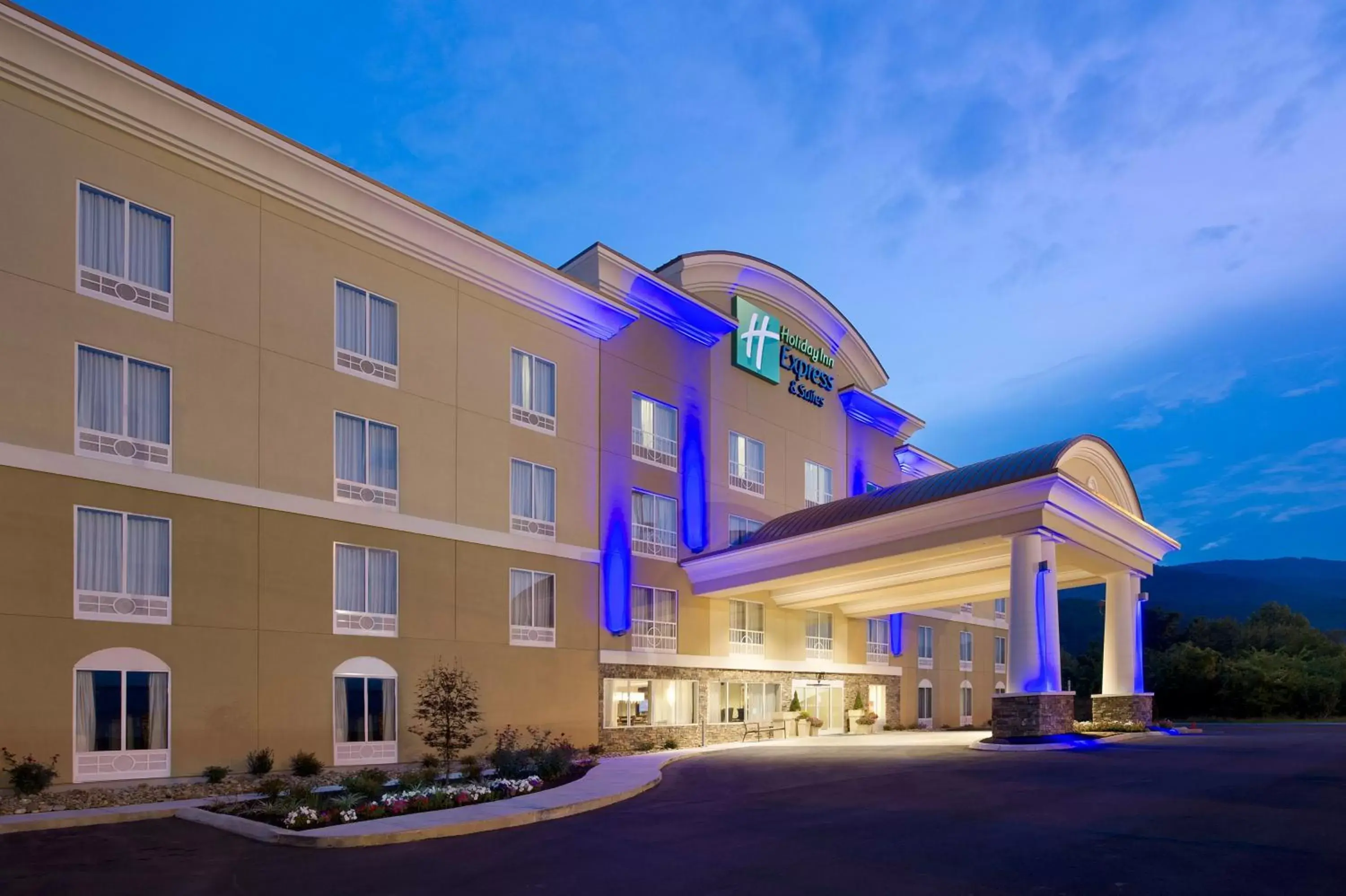 Property Building in Holiday Inn Express & Suites Caryville, an IHG Hotel