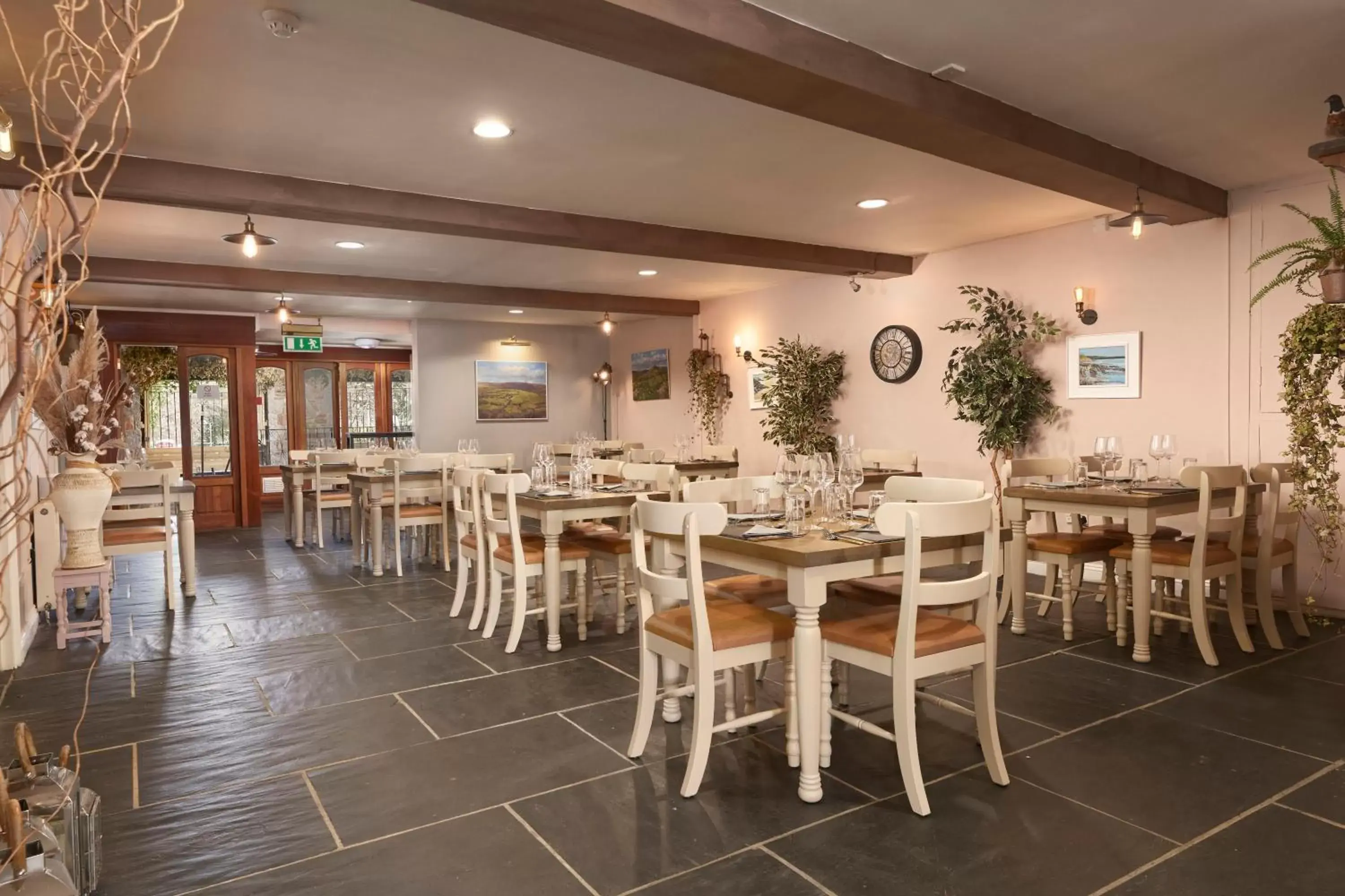 Restaurant/Places to Eat in The White Hart Hotel