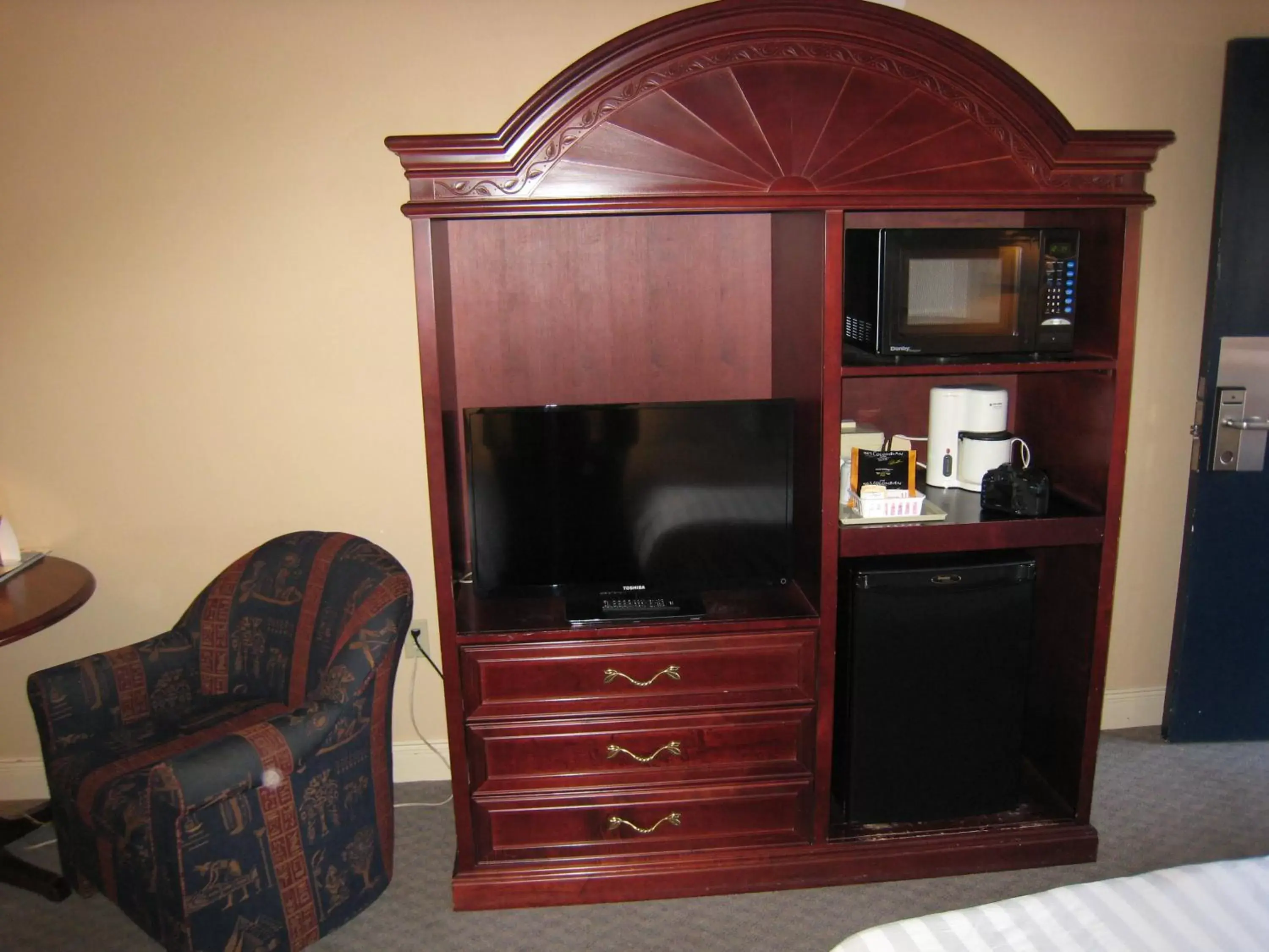 Photo of the whole room, TV/Entertainment Center in Revelstoke Lodge