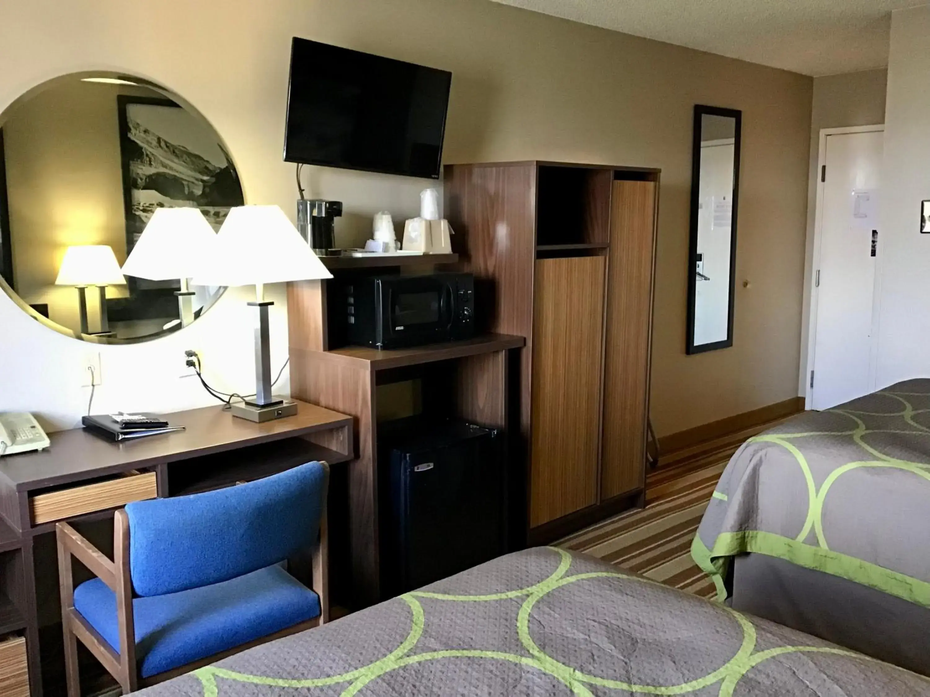 Bedroom, TV/Entertainment Center in Super 8 by Wyndham Helena