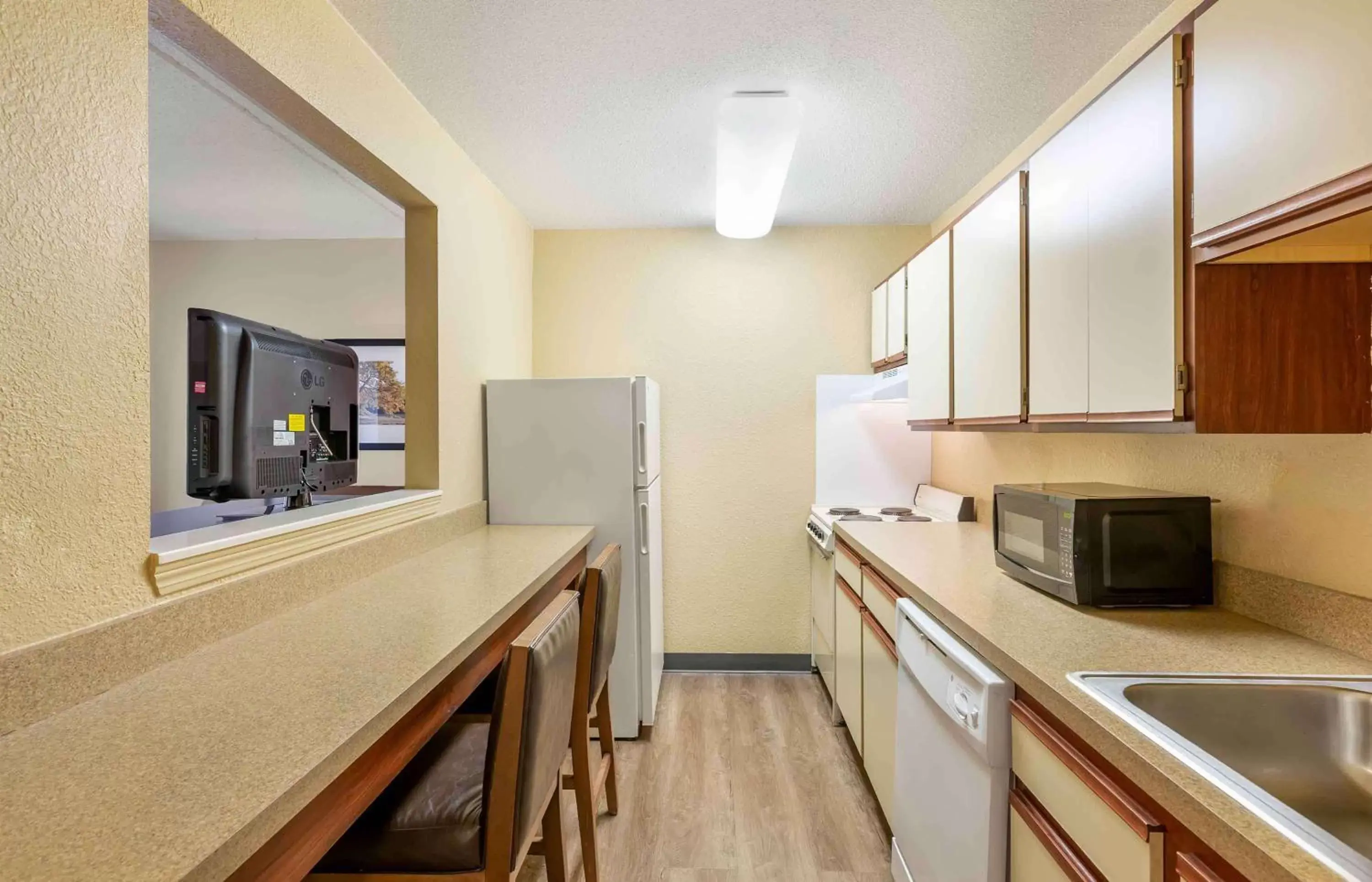 Bedroom, Kitchen/Kitchenette in Extended Stay America Suites - Cleveland - Middleburg Heights