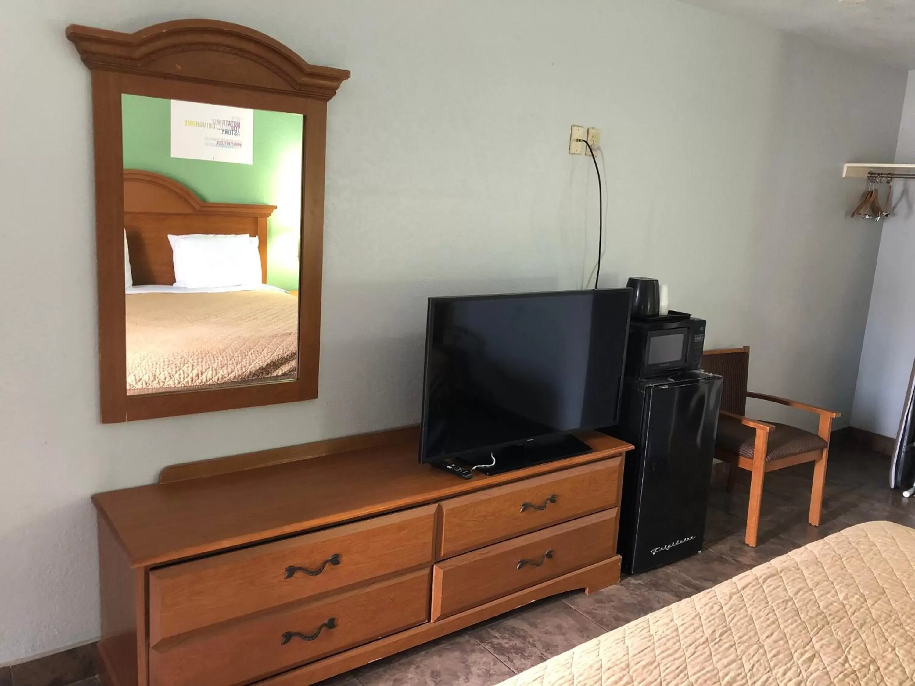 Photo of the whole room, TV/Entertainment Center in Hwy 59 Motel Laredo Medical Center