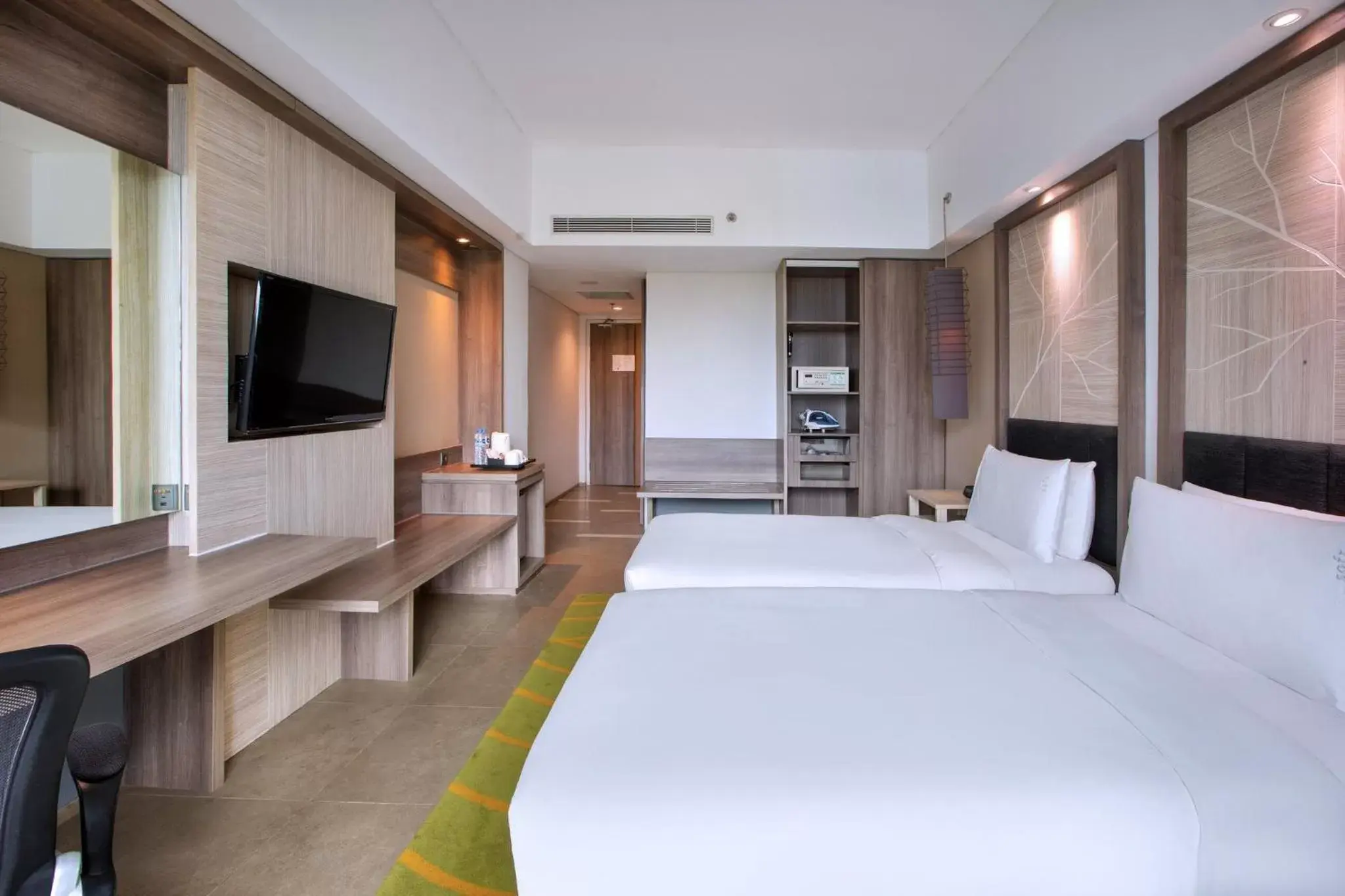 Photo of the whole room, TV/Entertainment Center in Holiday Inn Bandung Pasteur, an IHG Hotel