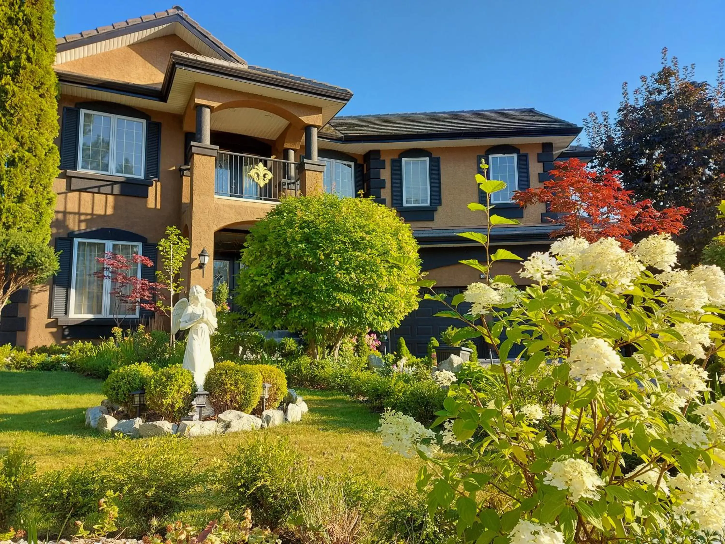 Property Building in Summer Express Kelowna B&B - Villa Bellissimo Fran-Talia