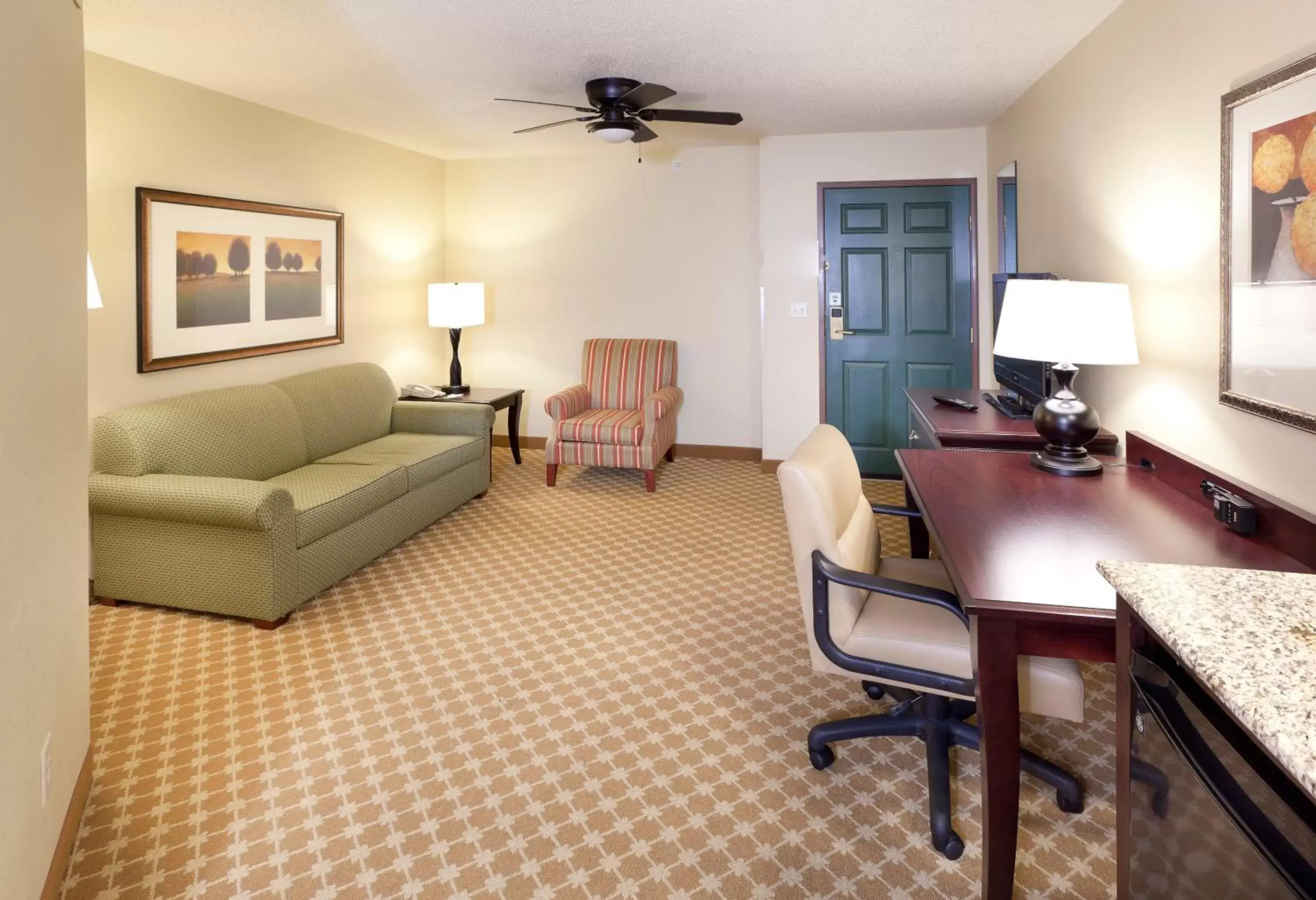 Living room, Seating Area in Country Inn & Suites by Radisson, Chanhassen, MN