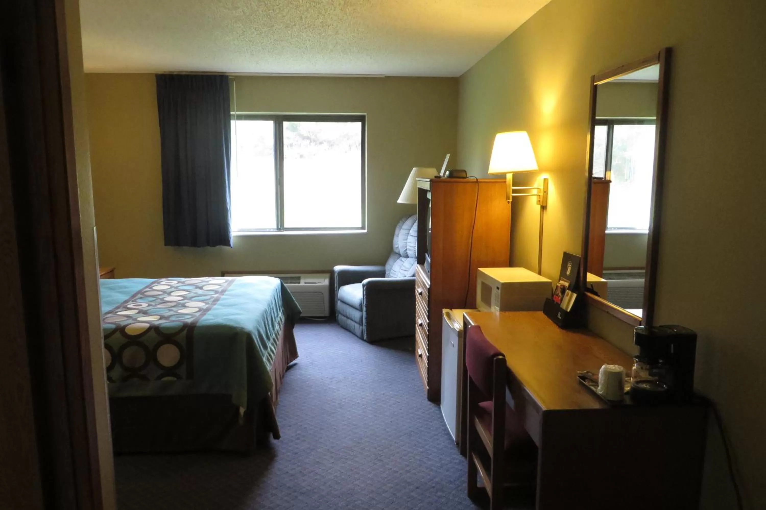 Photo of the whole room, Bed in Super 8 by Wyndham Macomb