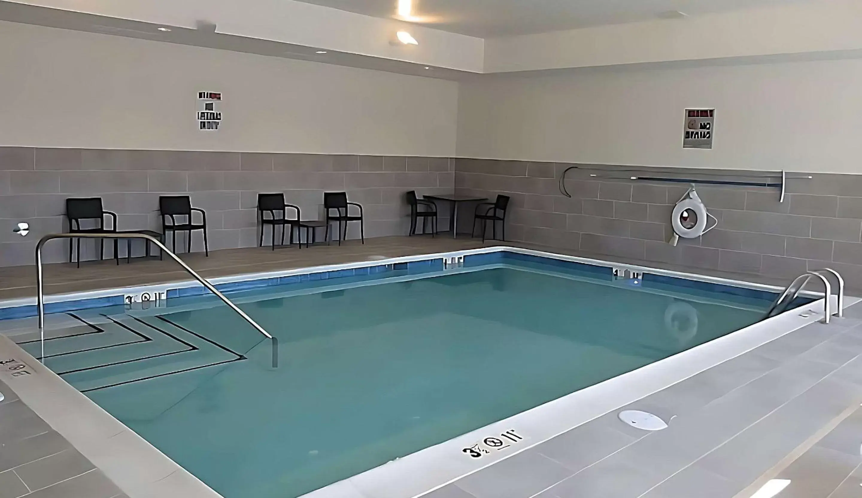 Swimming Pool in Comfort Suites