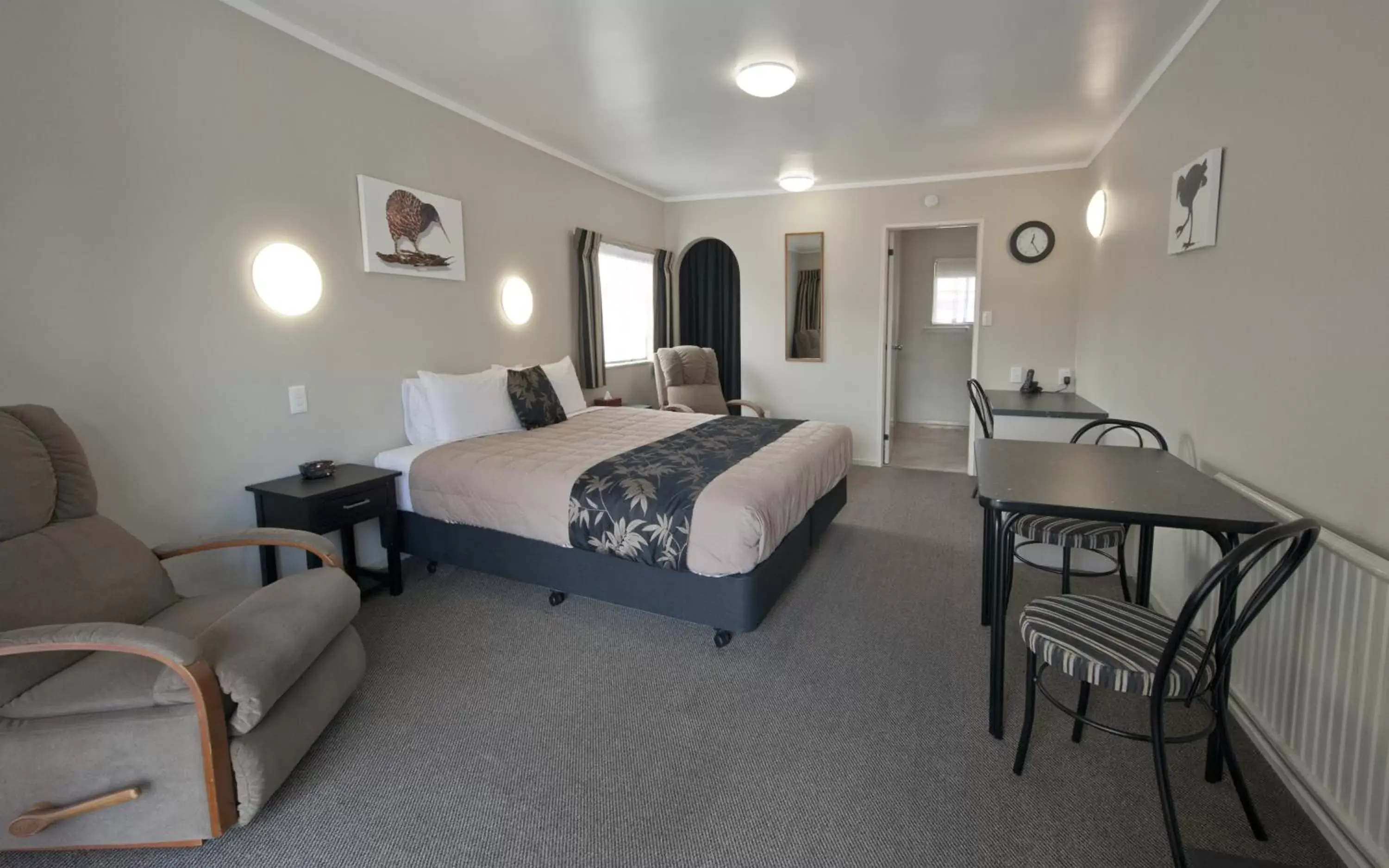 Dining area, Bed in Sport Of Kings Motel