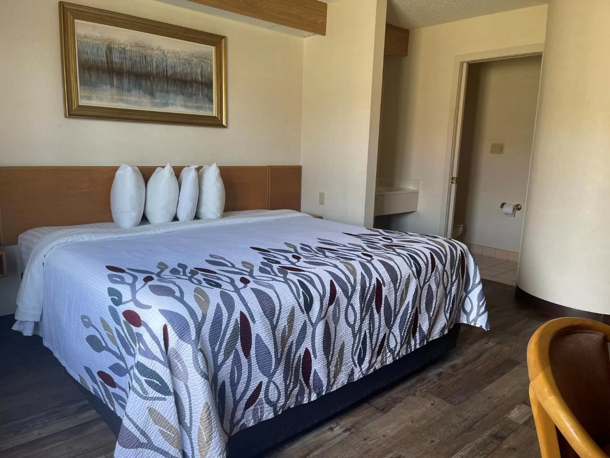 Bedroom, Bed in Red Roof Inn Branson