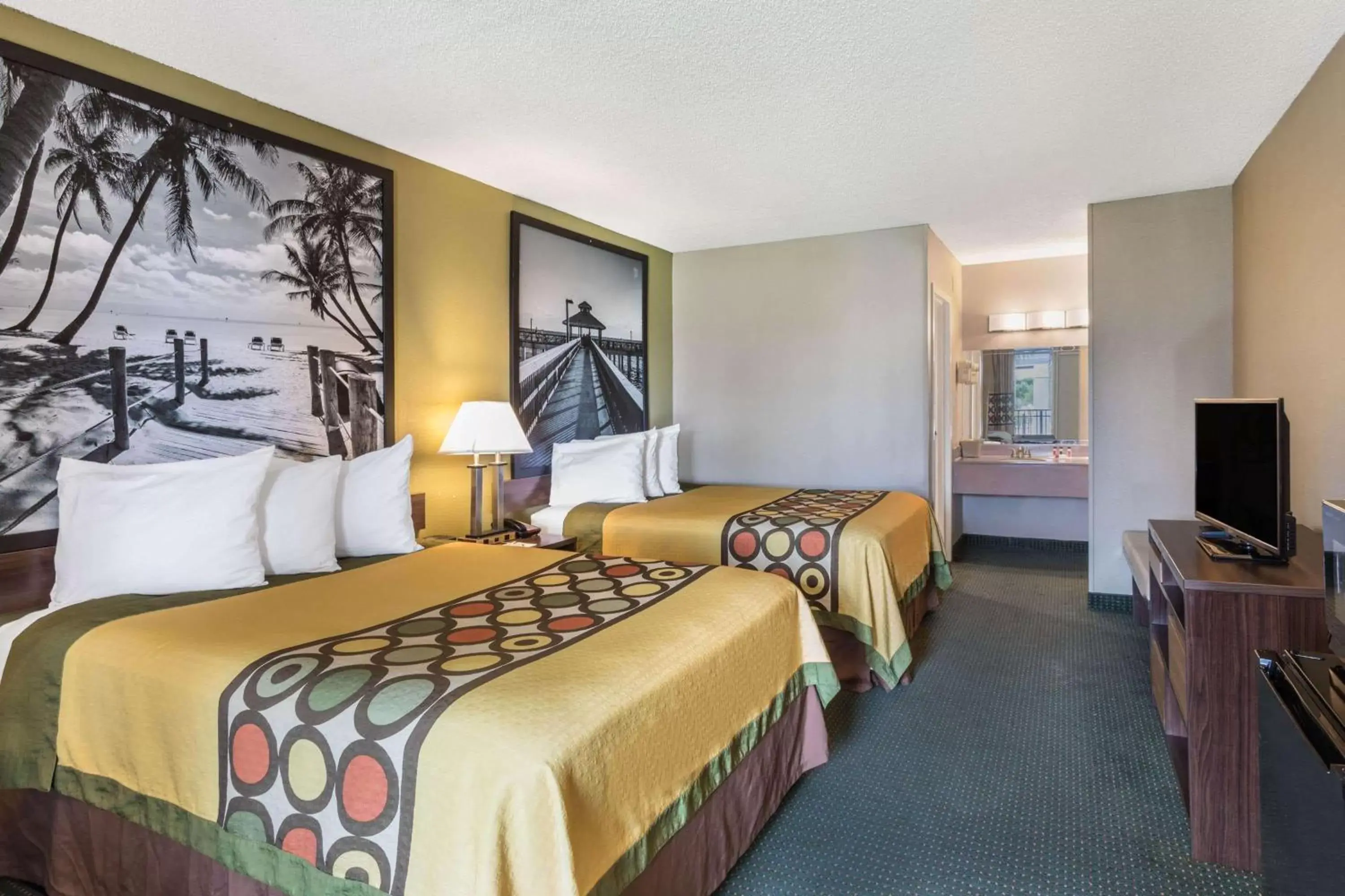 Photo of the whole room, Bed in Super 8 by Wyndham Ocala I-75