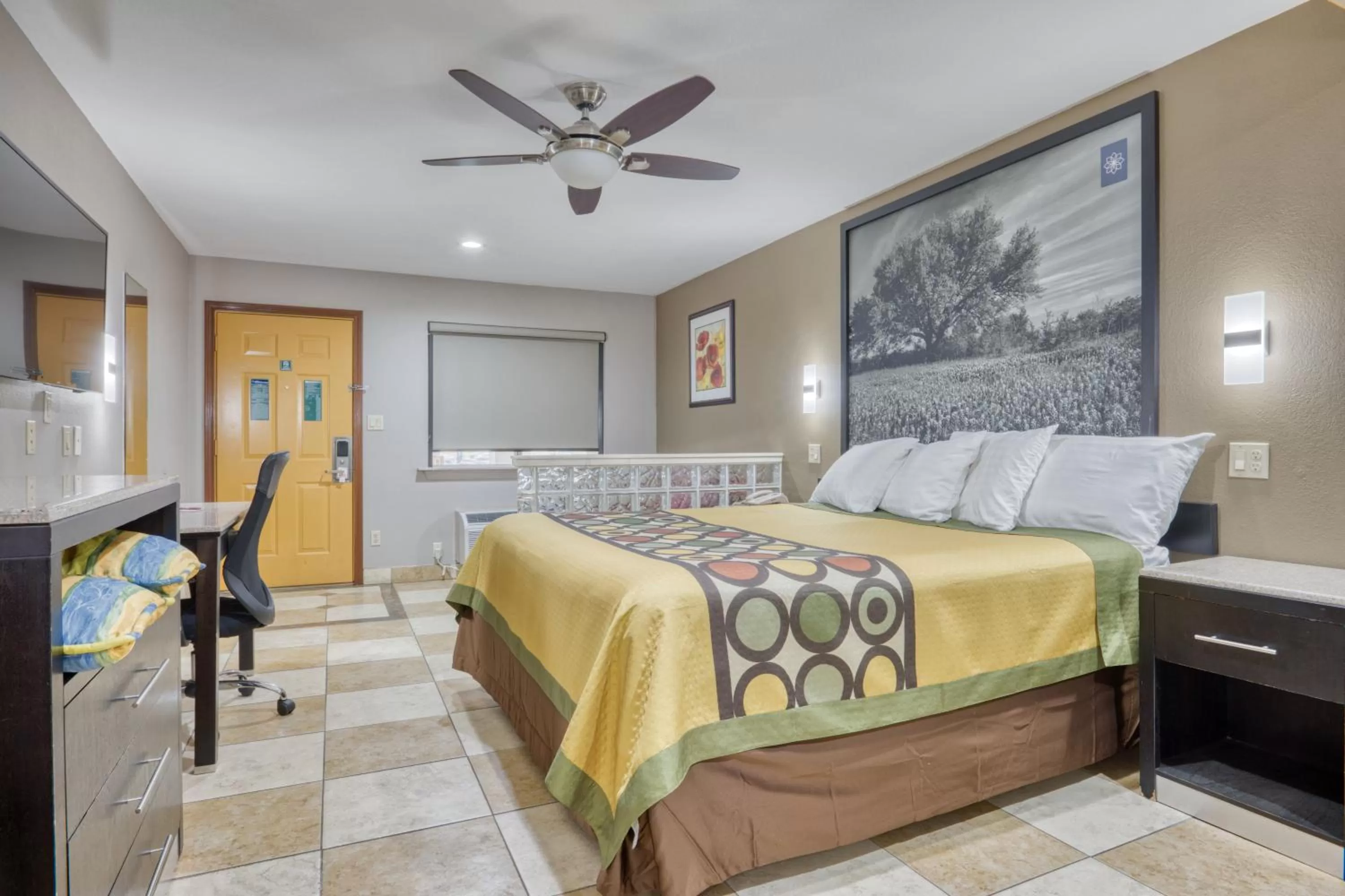 Photo of the whole room in Texas Inn Donna