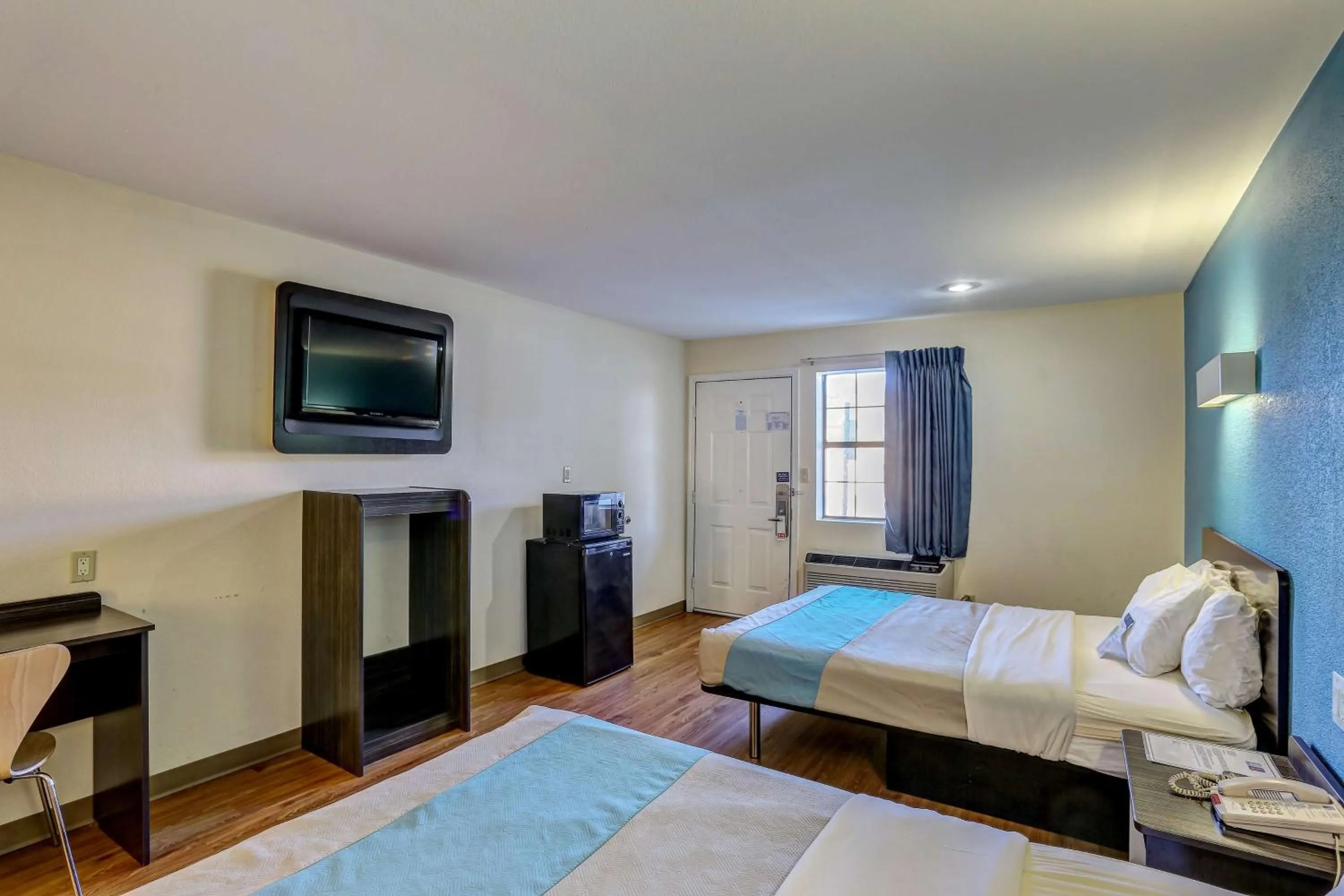 Photo of the whole room, Bed in Motel 6-Dickson, TN