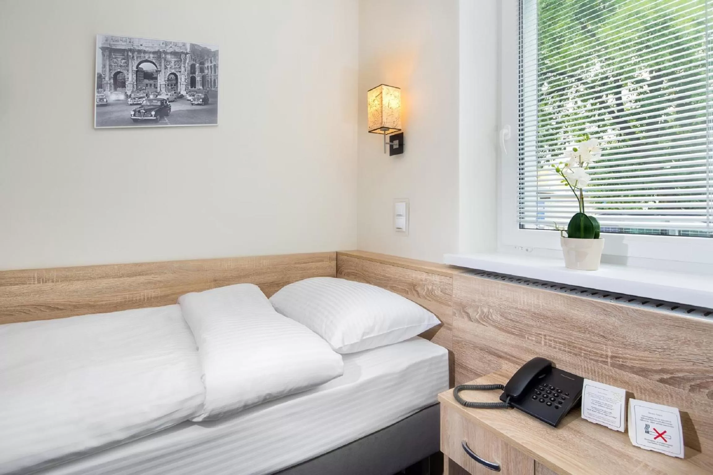 Photo of the whole room, Bed in Automobil Hotel