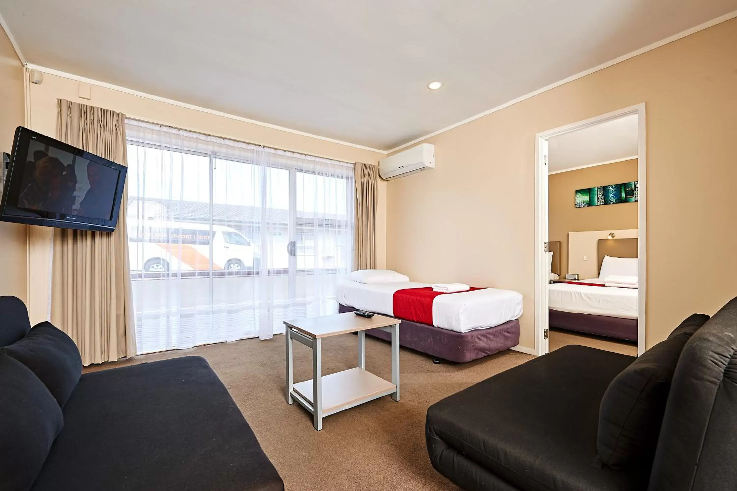 Bed, Seating Area in Auckland Airport Lodge