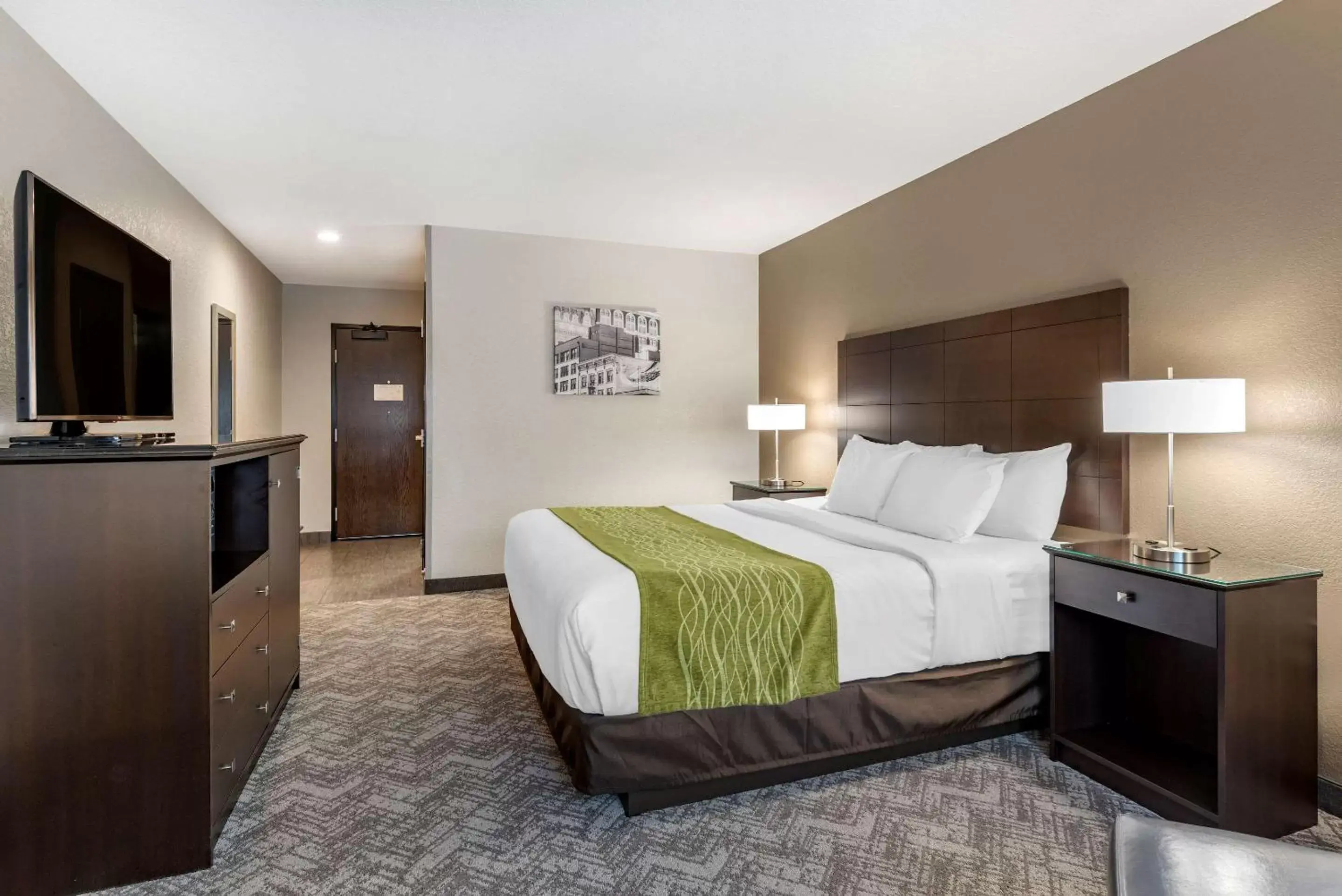 Photo of the whole room, Bed in Comfort Inn & Suites Tualatin - Lake Oswego South