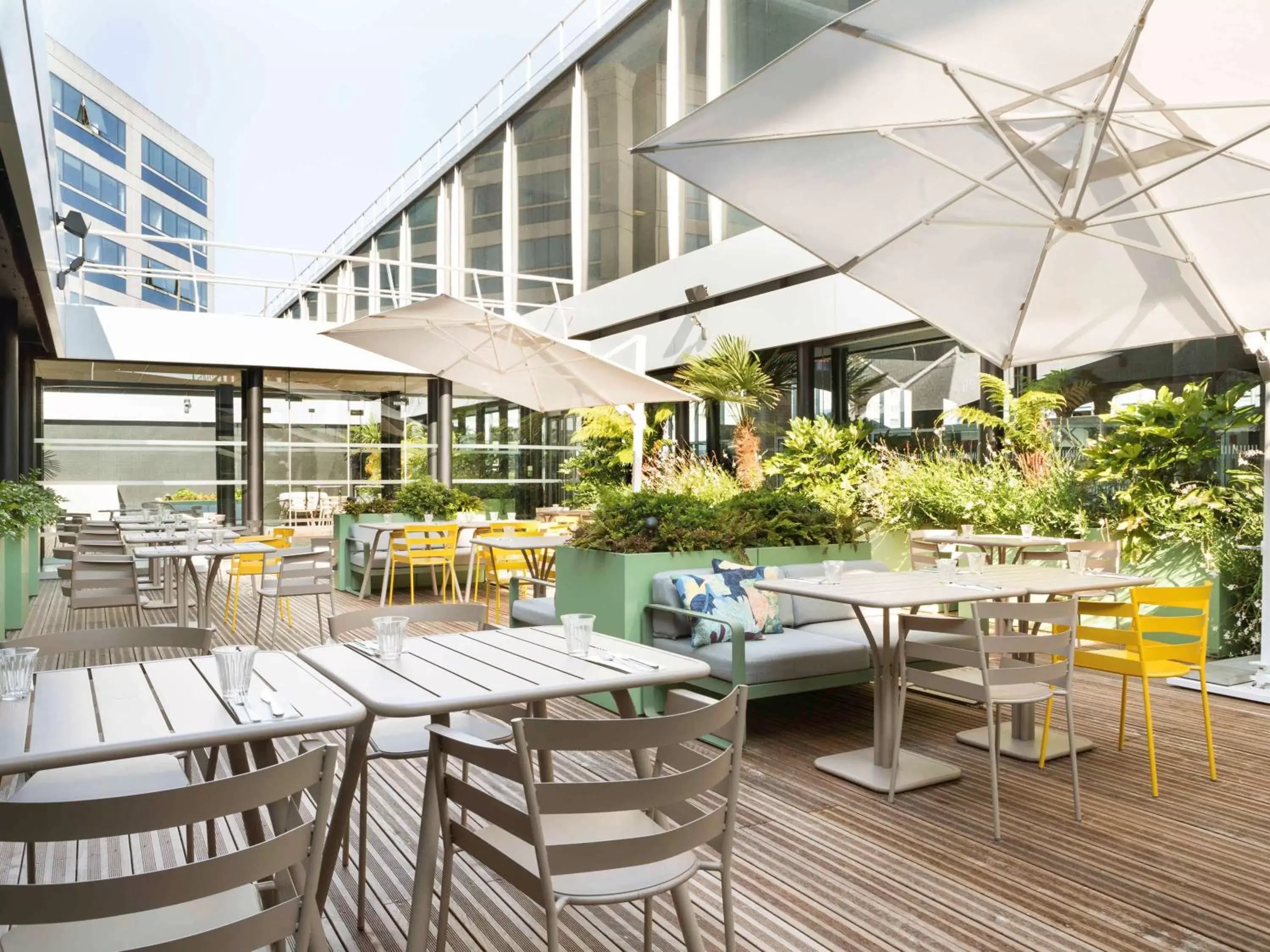 Property building, Restaurant/Places to Eat in Novotel Paris Charles de Gaulle Airport