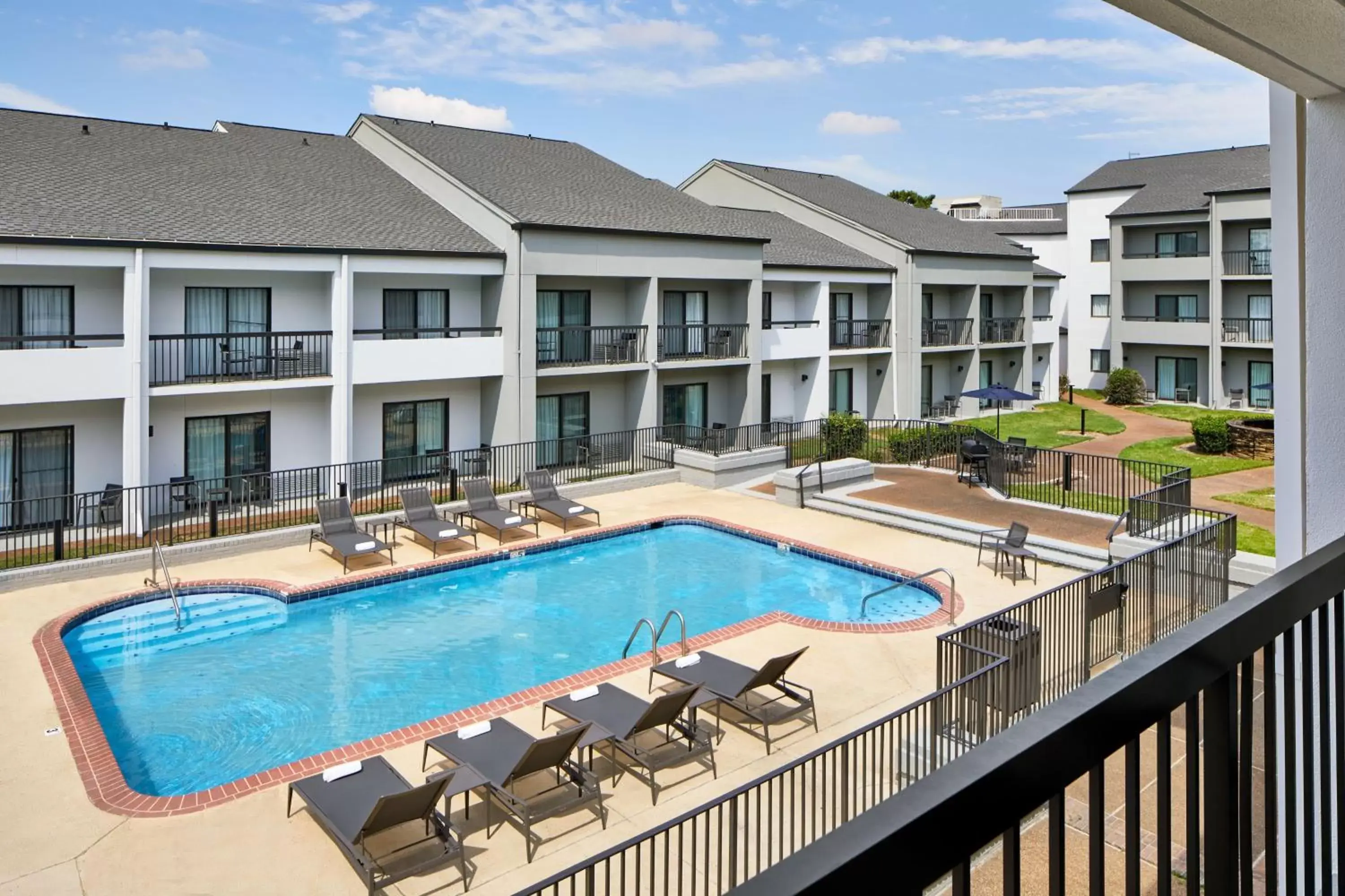 Photo of the whole room, Pool View in Courtyard by Marriott Memphis Airport
