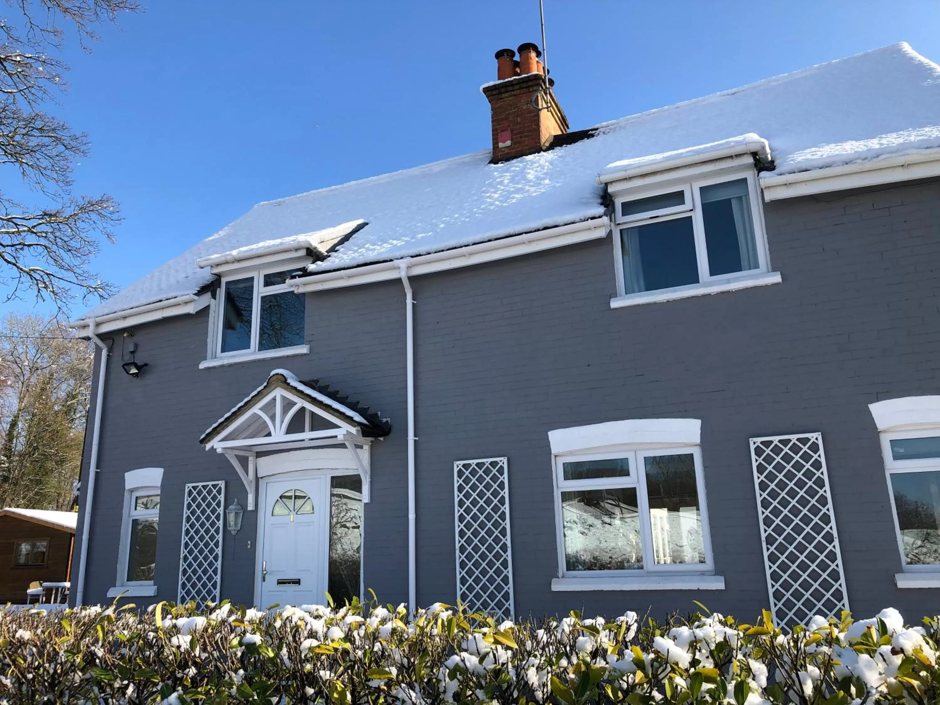 Facade/entrance in West View Lodge