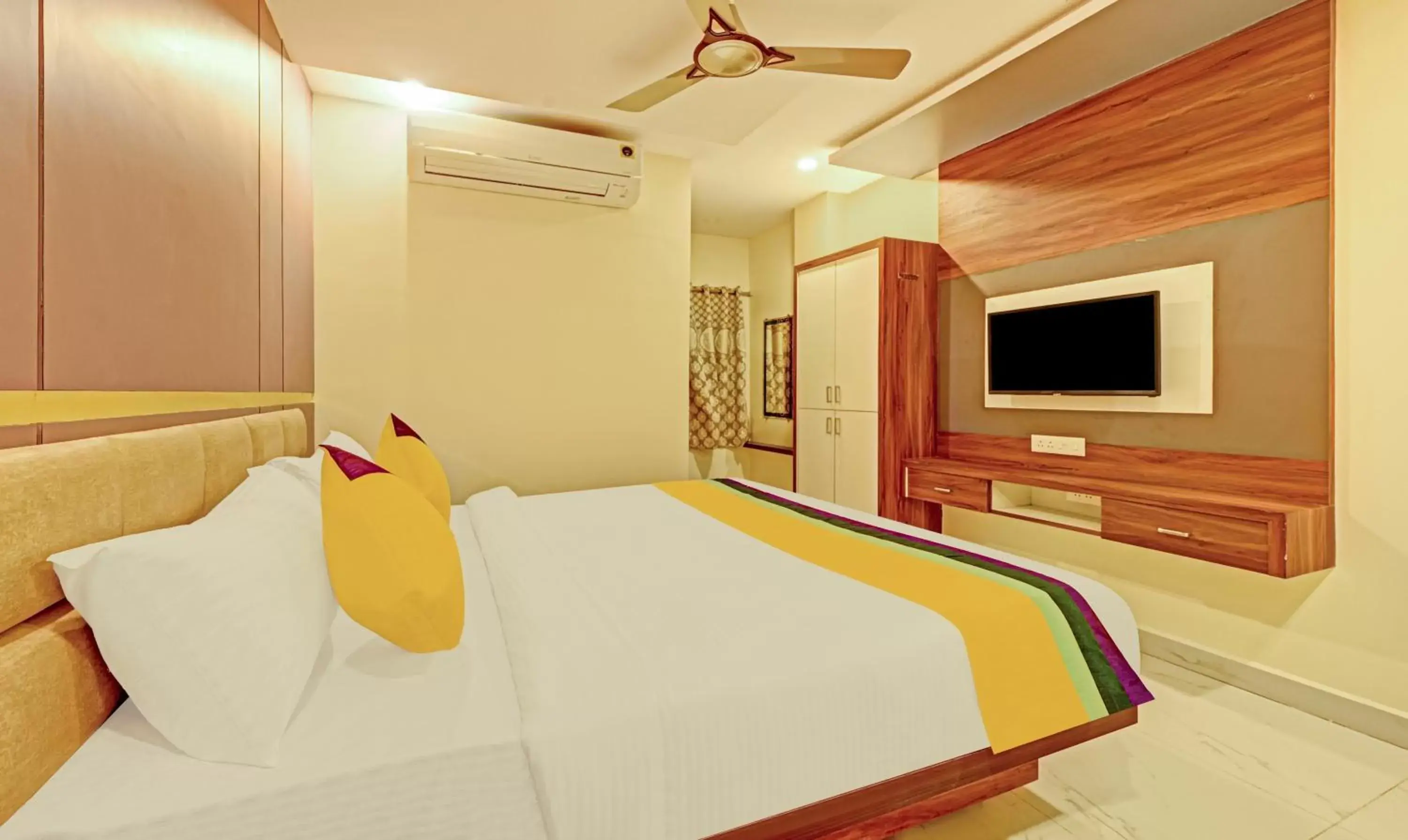 Photo of the whole room, Bed in Itsy Hotels Sri Sai Grand Inn Photo of the whole room, Bed in Itsy Hotels Sri Sai Grand Inn