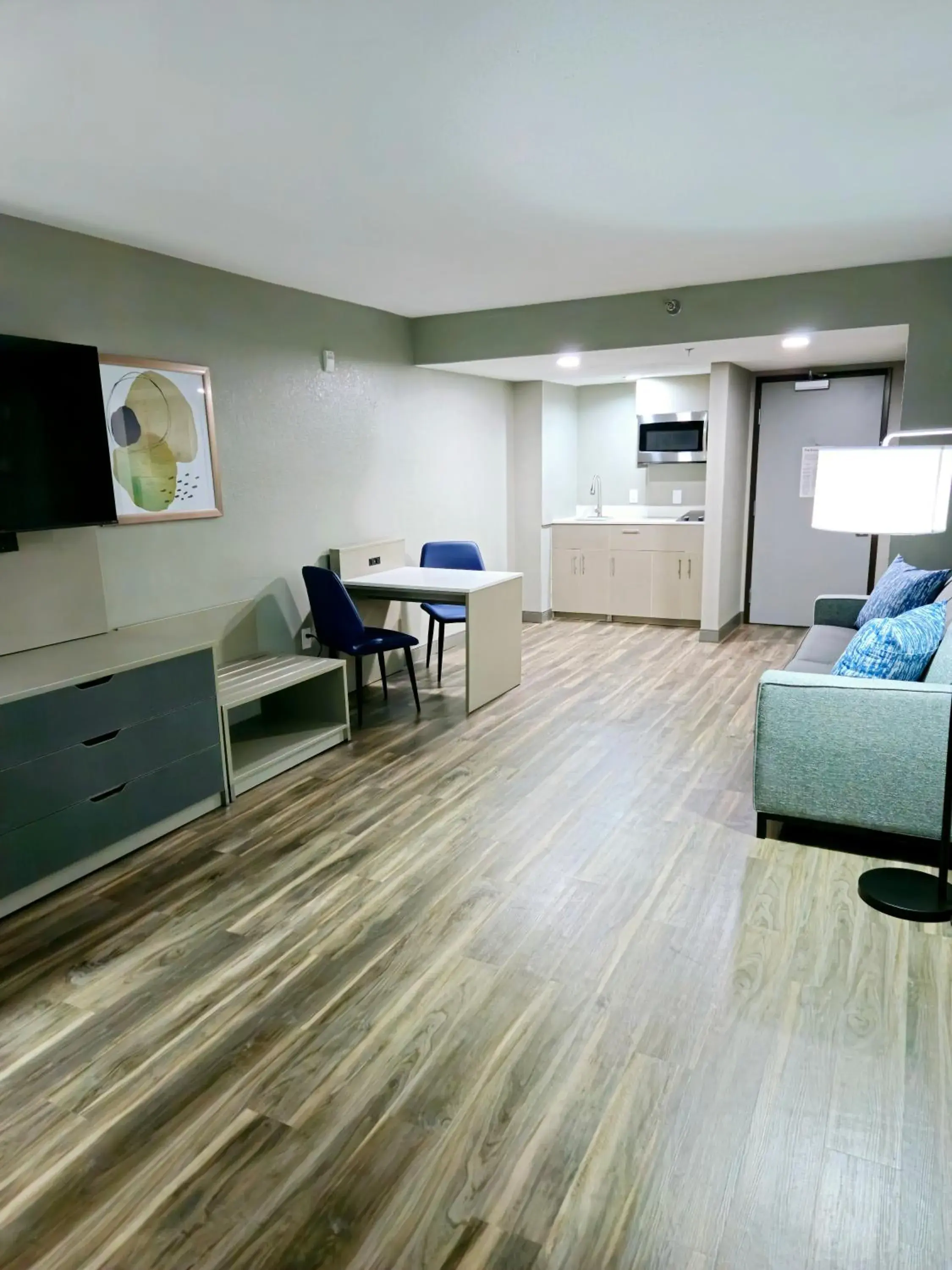 Kitchen or kitchenette, Seating Area in Wingate by Wyndham Sulphur Near Lake Charles