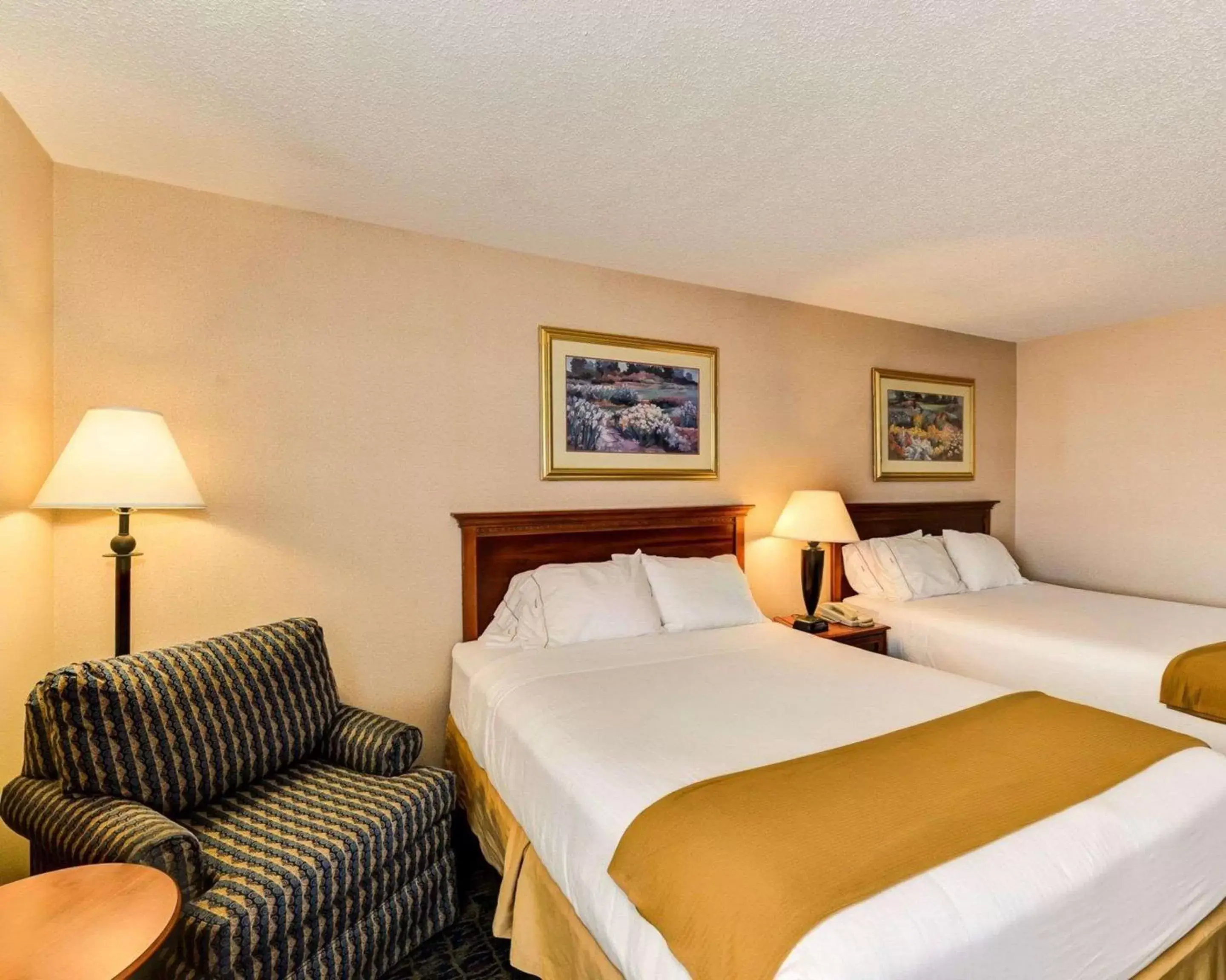 Photo of the whole room, Bed in Quality Inn Spring Mills - Martinsburg North