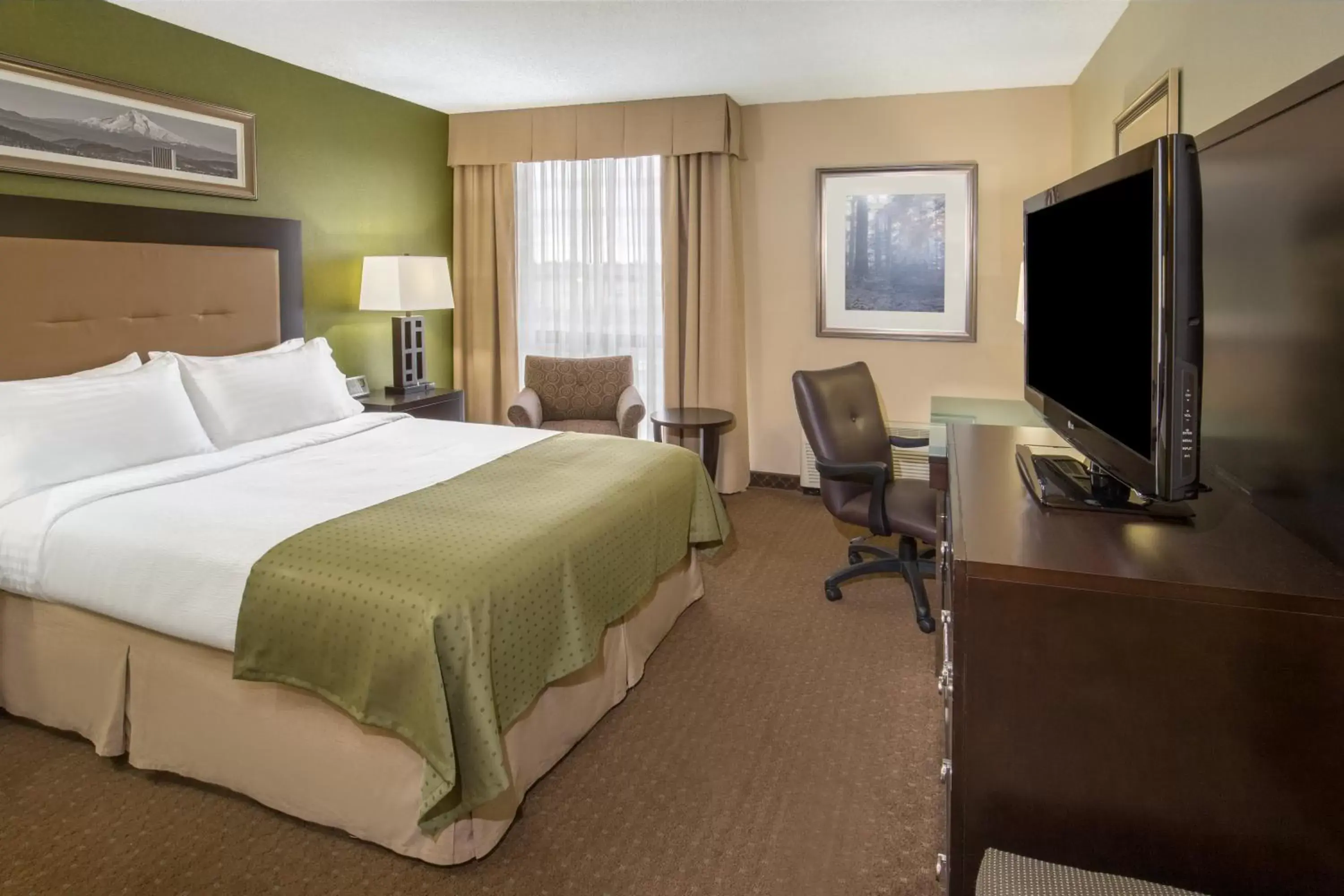 Photo of the whole room, TV/Entertainment Center in Holiday Inn Portland-Airport I-205, an IHG Hotel