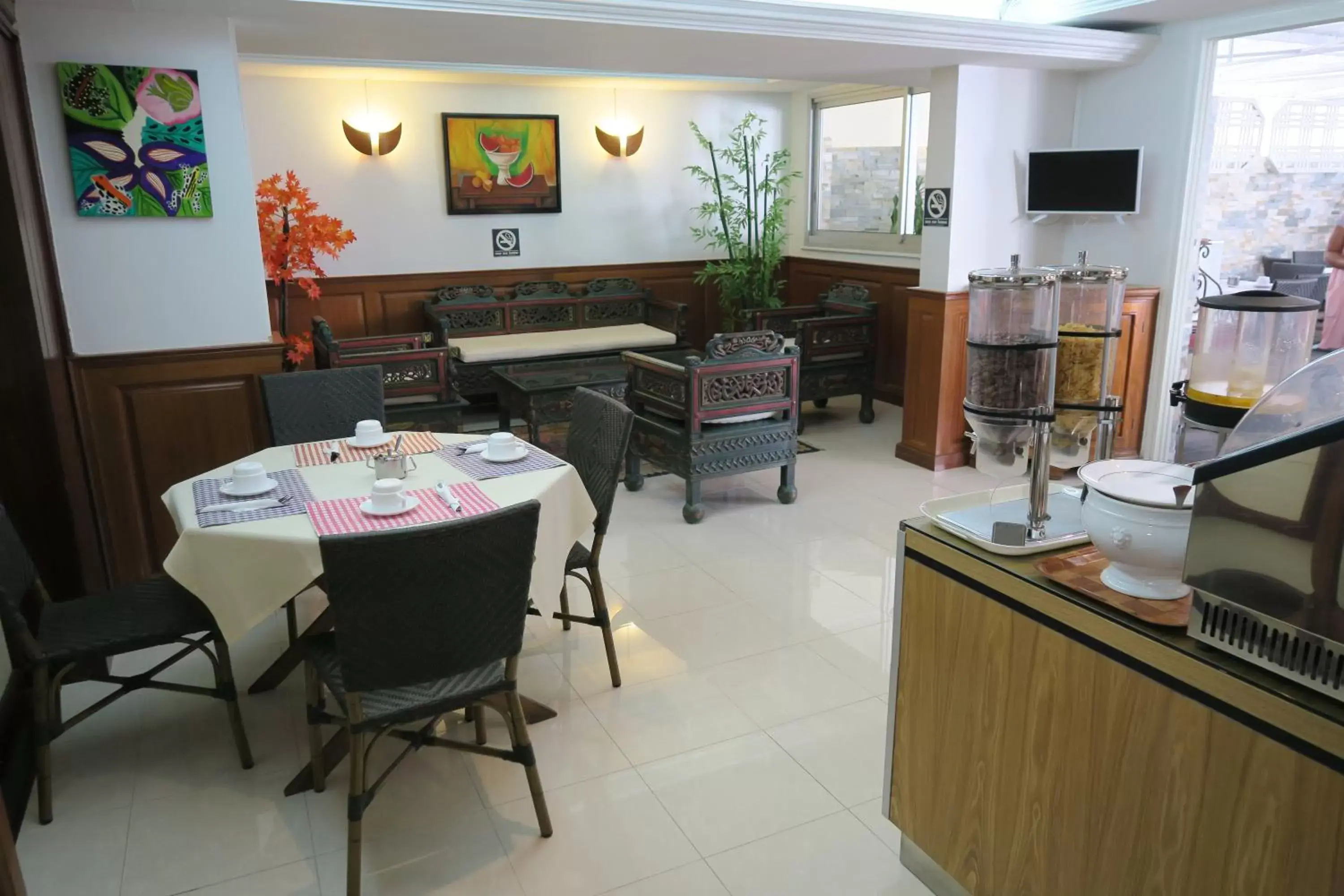 Communal lounge/ TV room, Restaurant/Places to Eat in Central Hotel