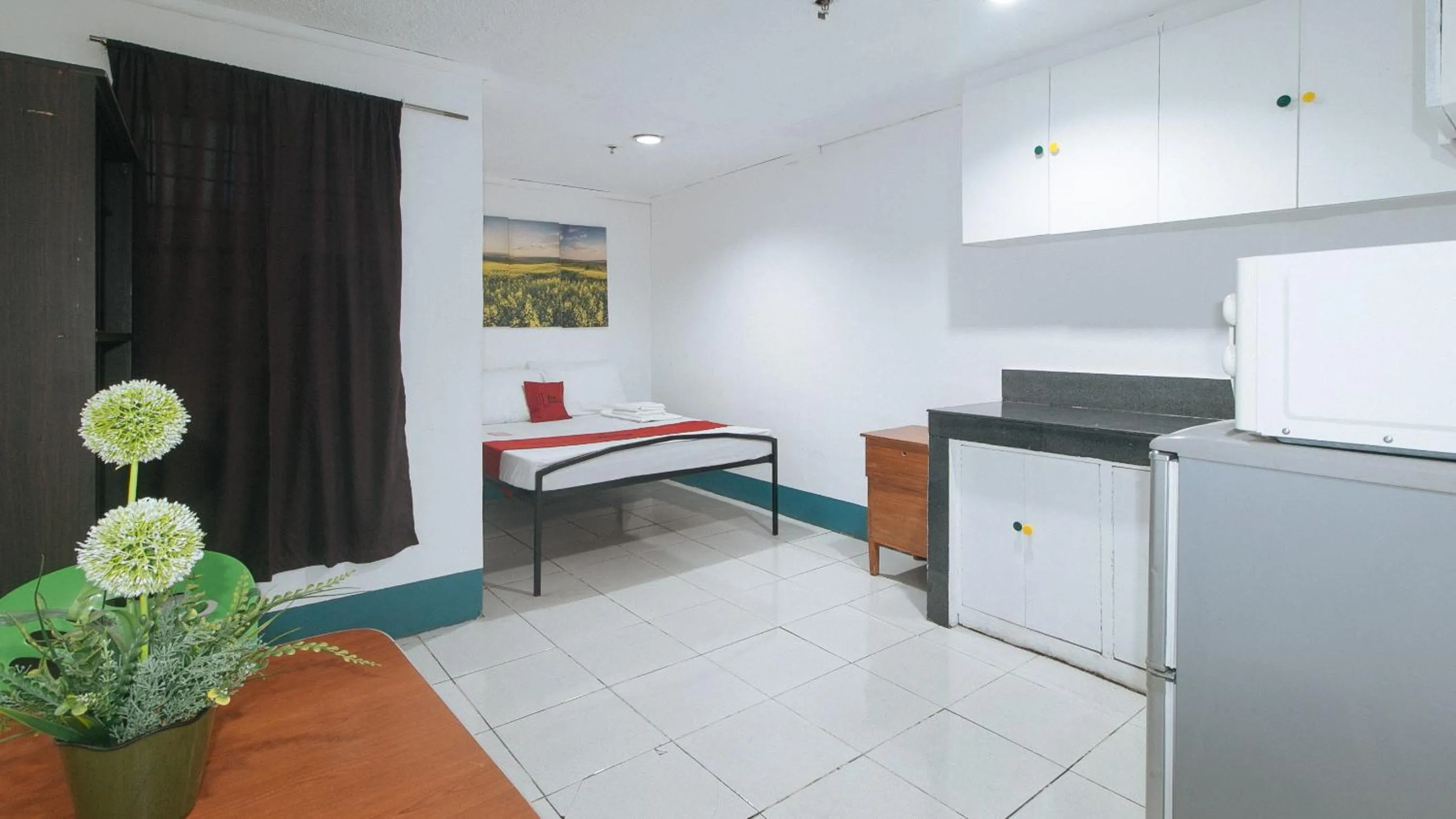 Photo of the whole room, Bed in RedDoorz at Crowne One Condo