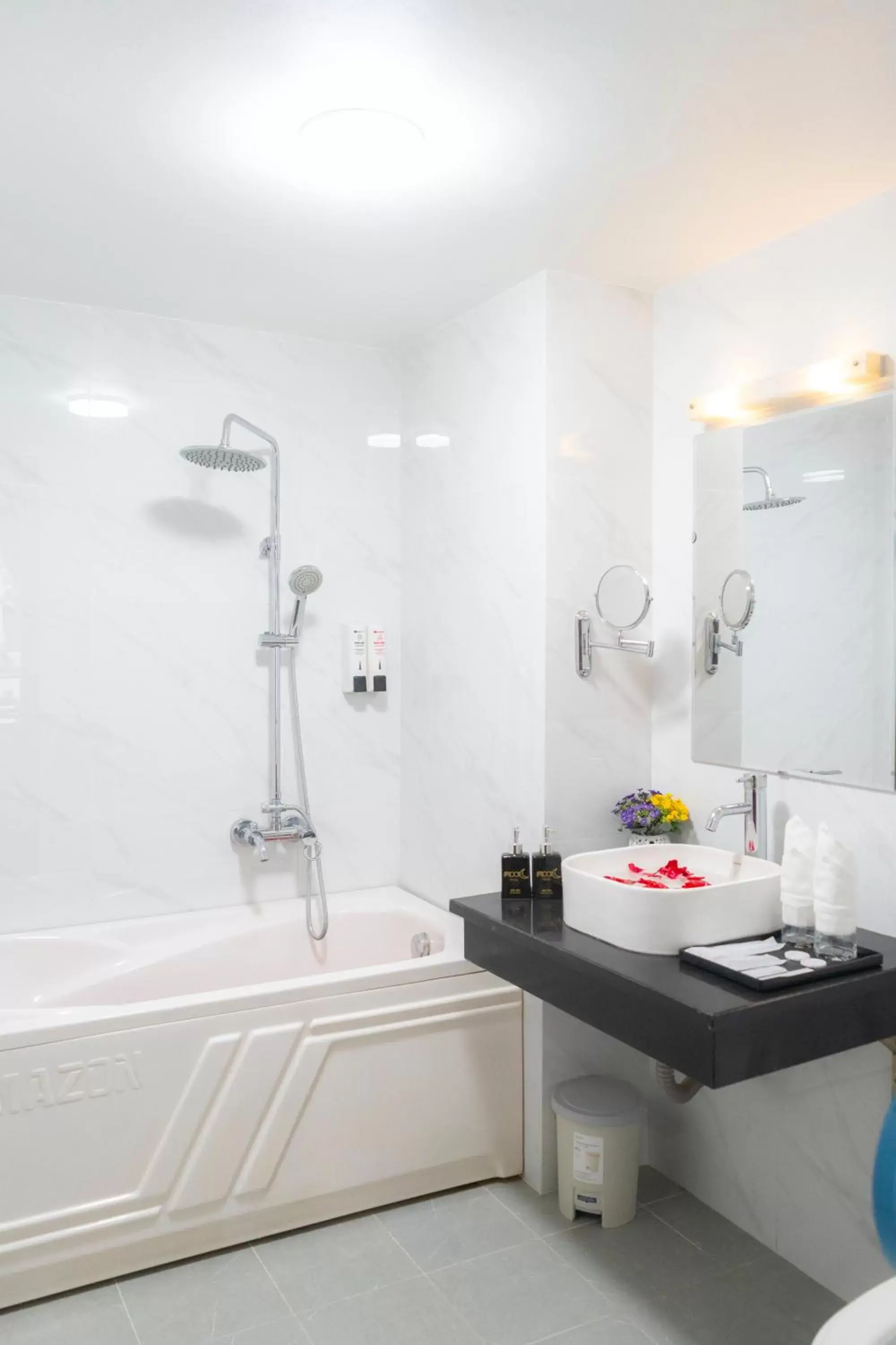 Shower in Moon Hotel Cau Giay Shower in Moon Hotel Cau Giay