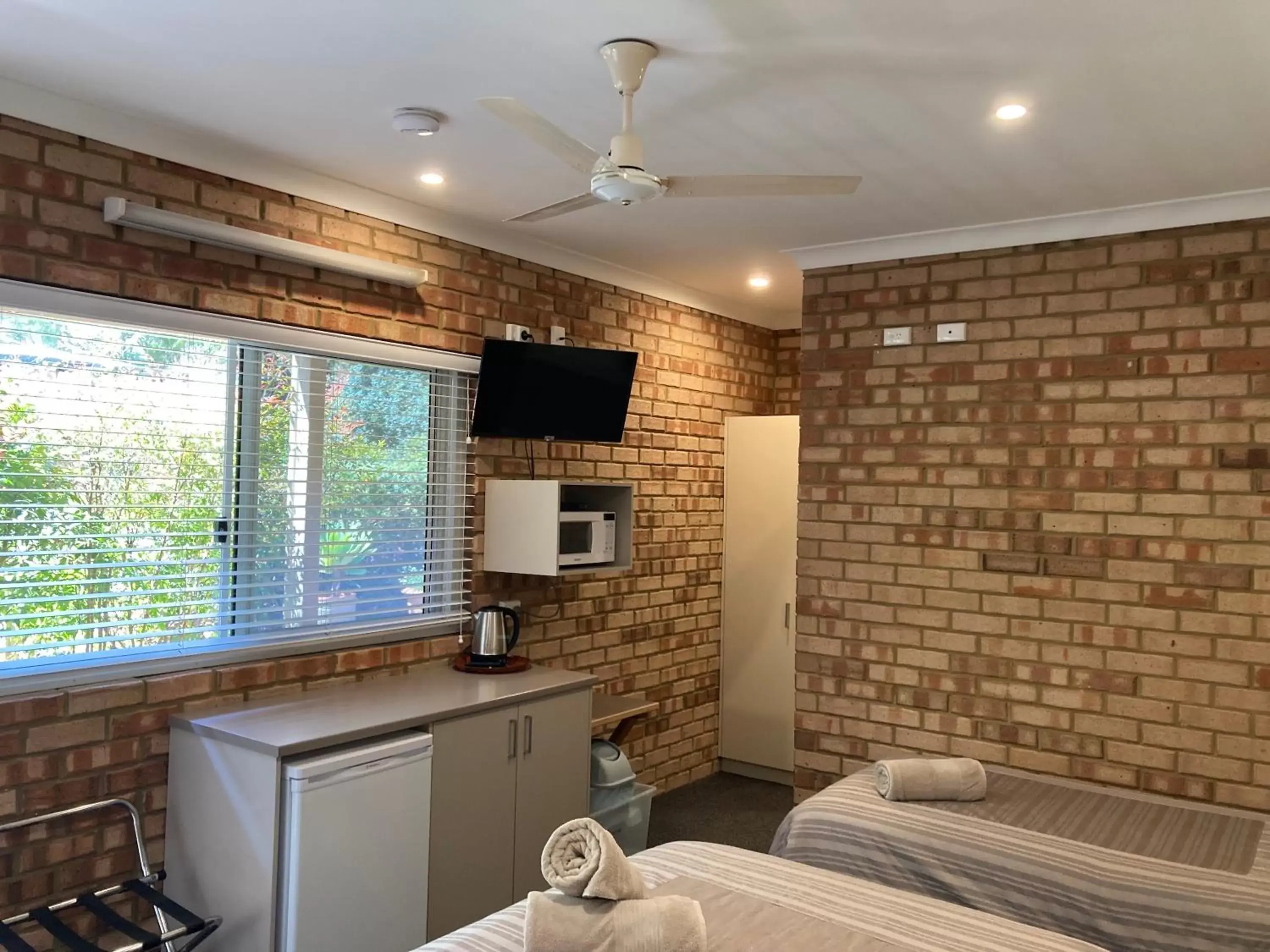 Kitchen or kitchenette, TV/Entertainment Center in Edge Of The Forest Motel