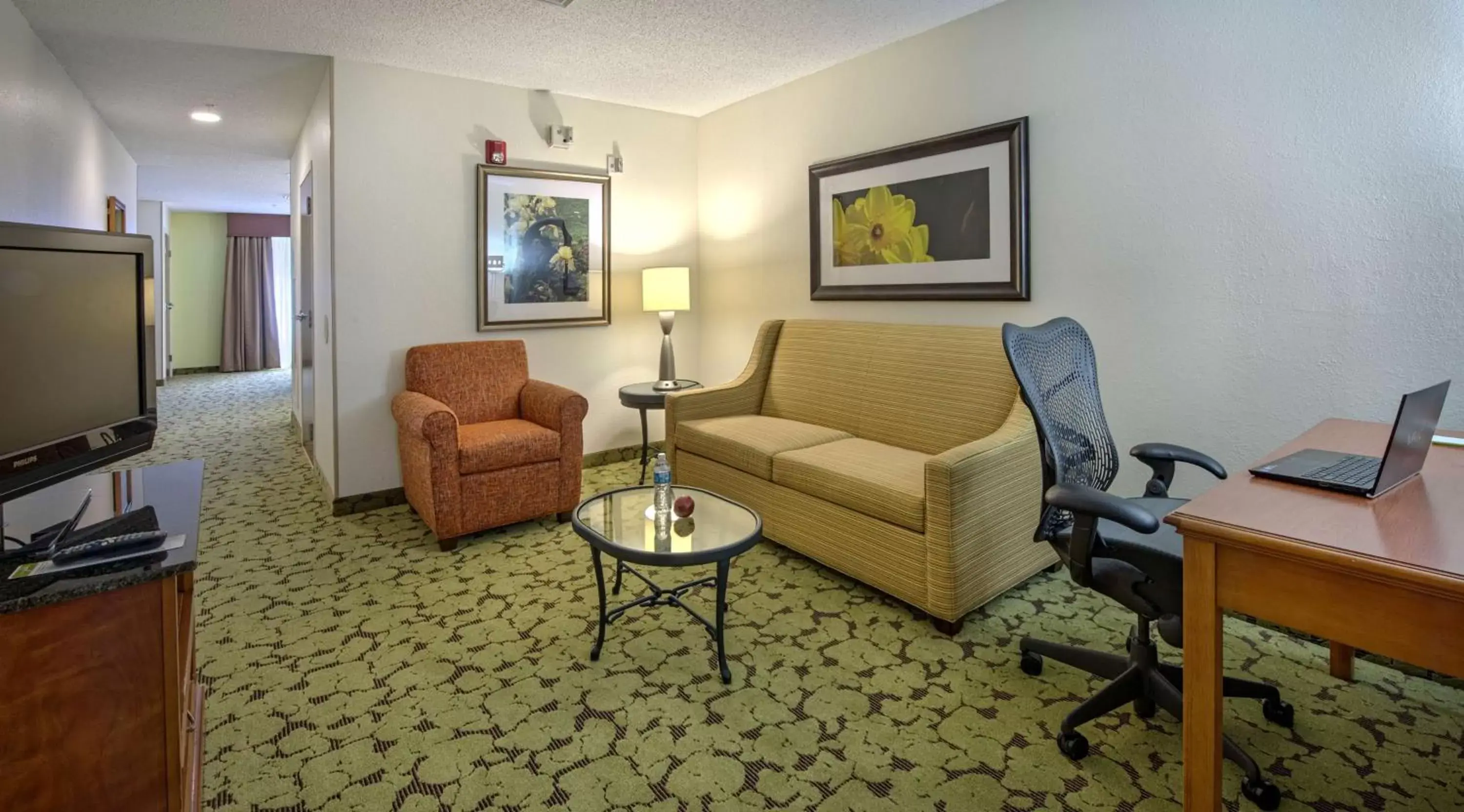 Bedroom, Seating Area in Hilton Garden Inn Huntsville/Space Center