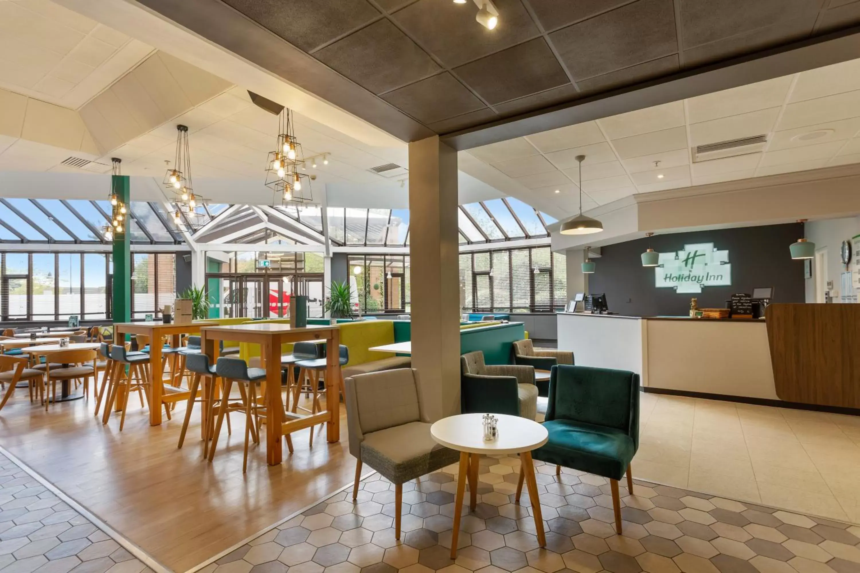 Lobby or reception, Lounge/Bar in Holiday Inn Leamington Spa - Warwick, an IHG Hotel