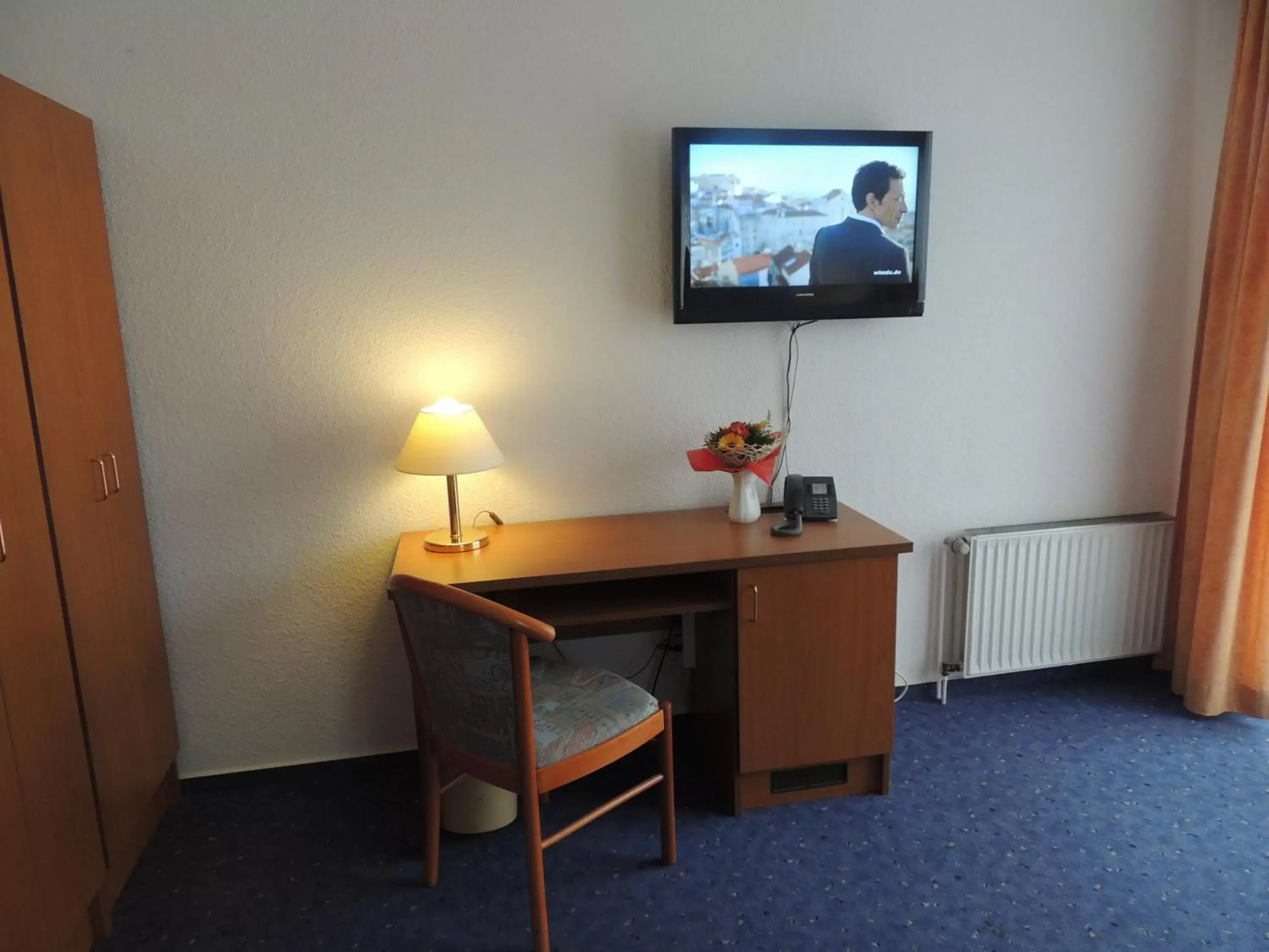 Seating area, TV/Entertainment Center in Hotel-Restaurant zum Roeddenberg