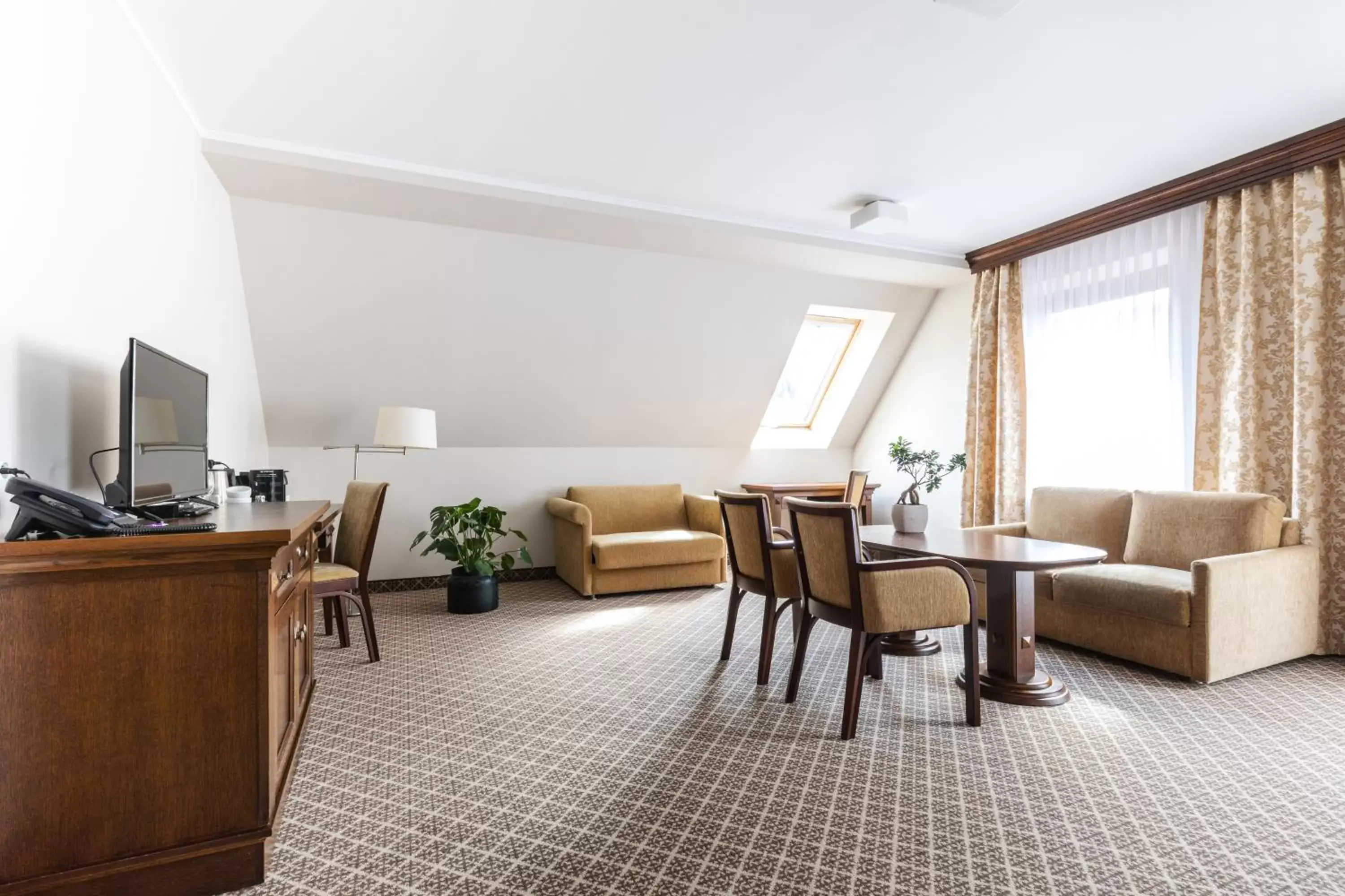 Communal lounge/ TV room, Seating Area in Hotel Crocus