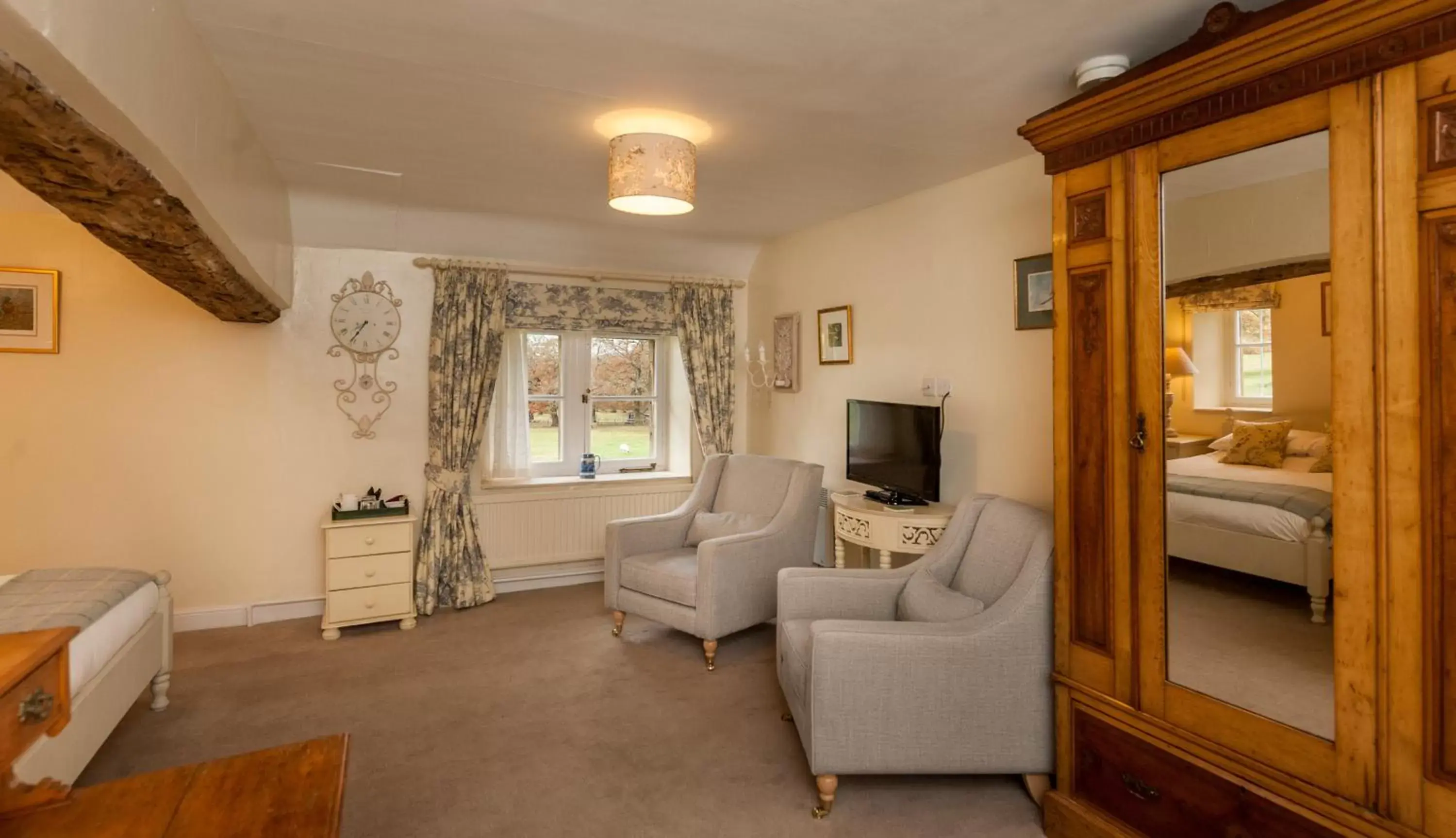 Photo of the whole room, Seating Area in Heathy Lea Bed And Breakfast