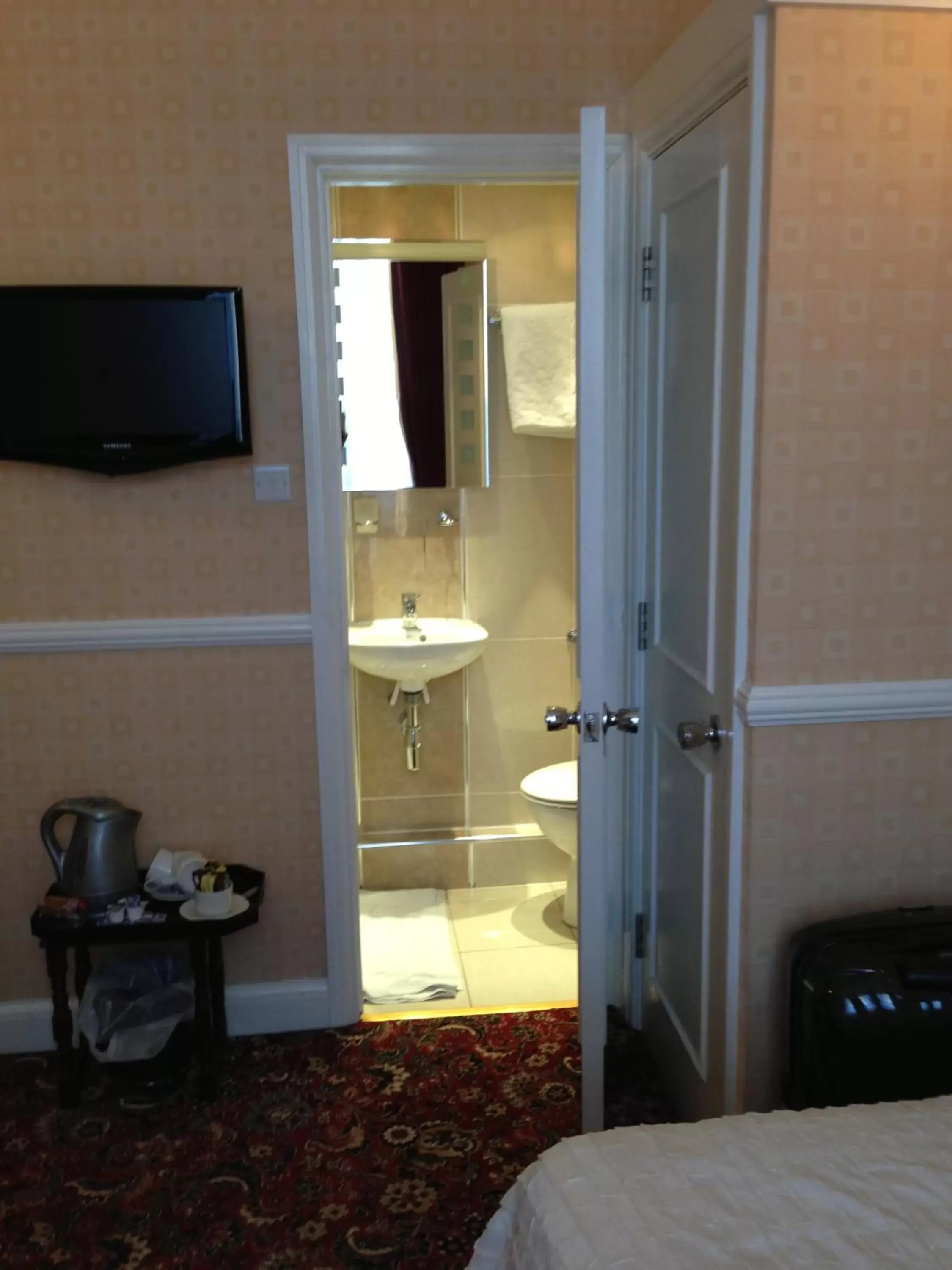 Bathroom, TV/Entertainment Center in Balmoral House Hotel