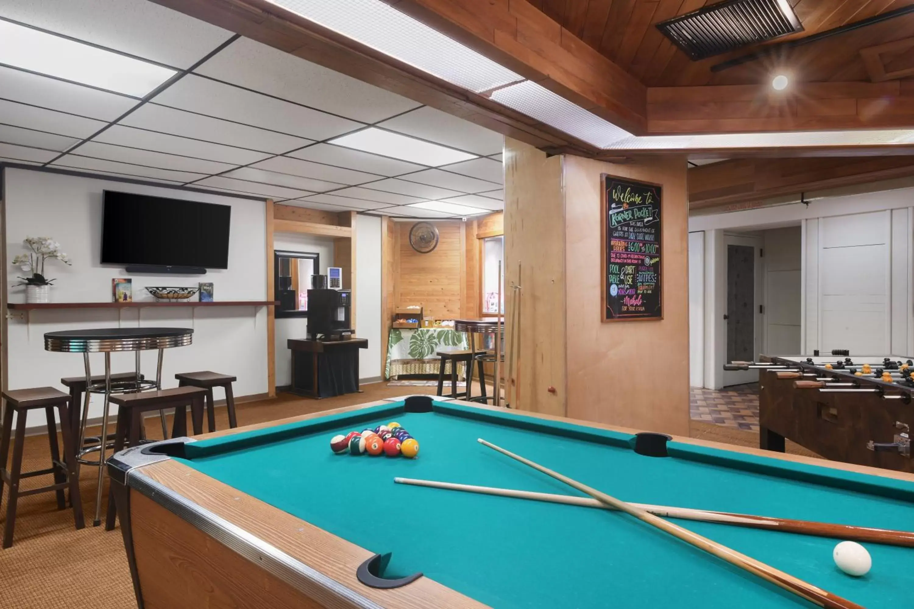 Communal lounge/ TV room, Billiards in Park Shore Waikiki