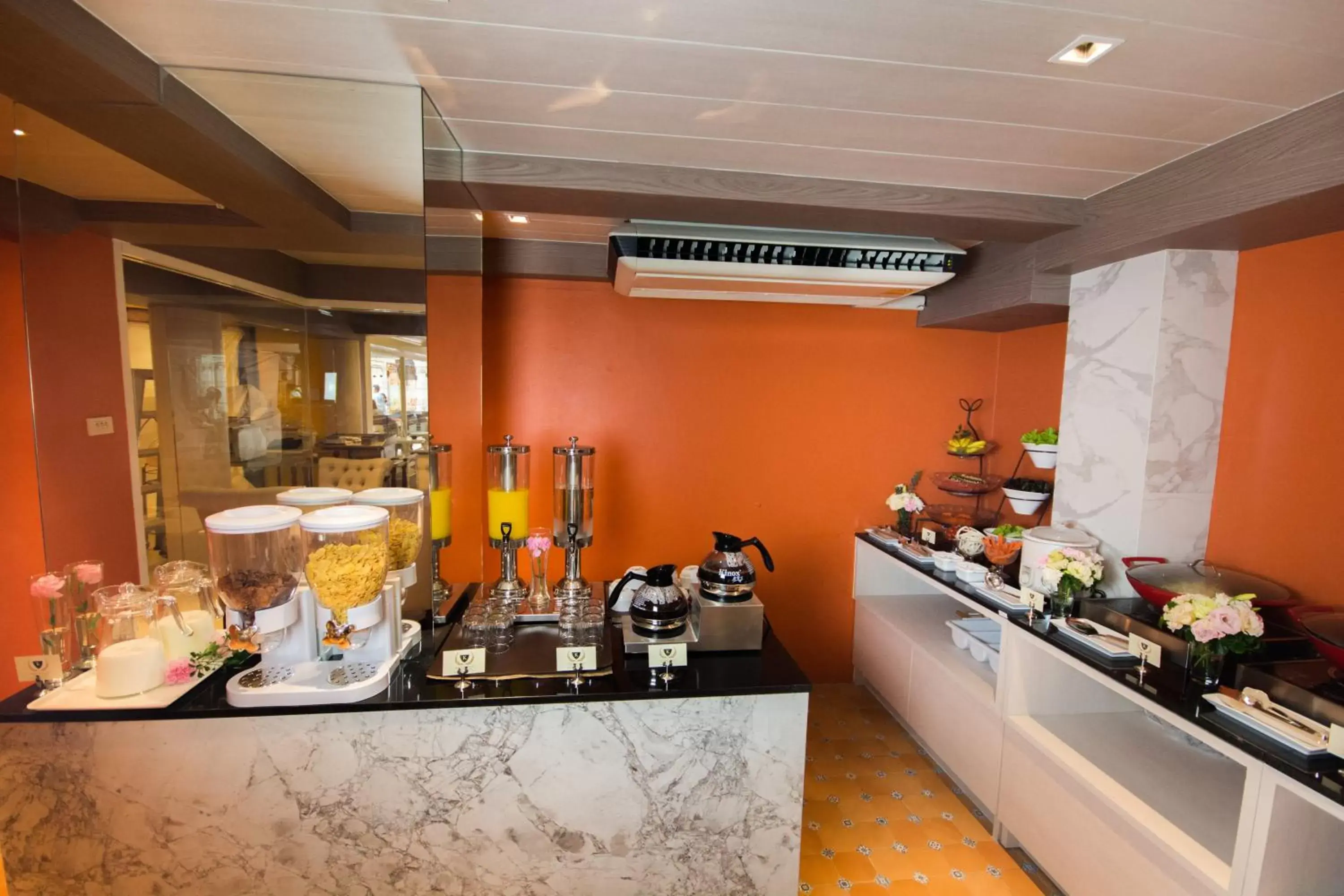 Coffee/tea facilities, Kitchen/Kitchenette in Khaosan Palace Hotel - SHA Extra Plus