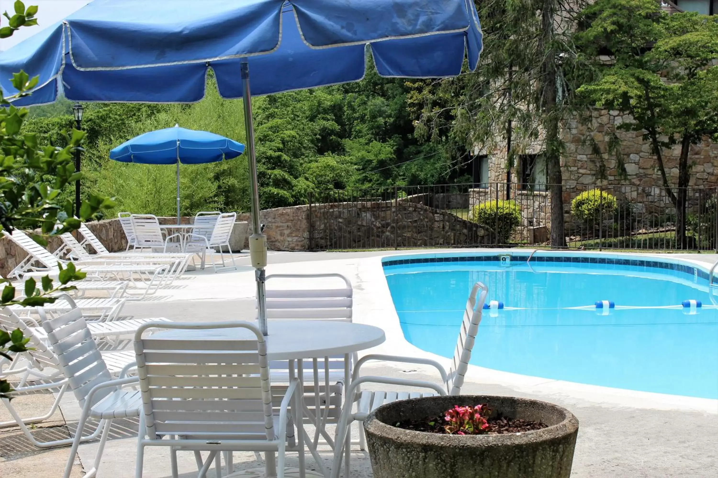 Swimming Pool in Chalet Inn