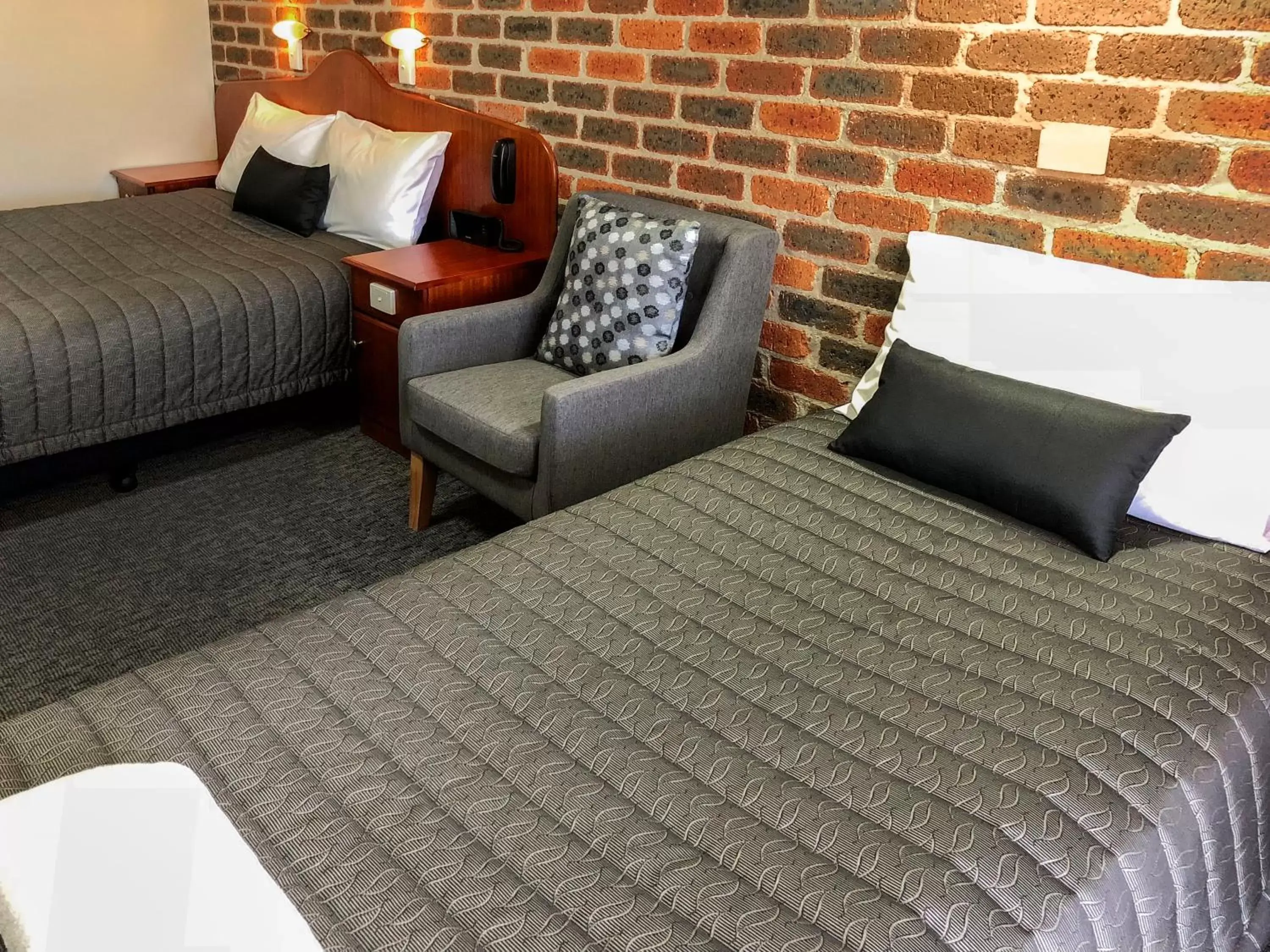 Seating area, Bed in Leeton Heritage Motor Inn