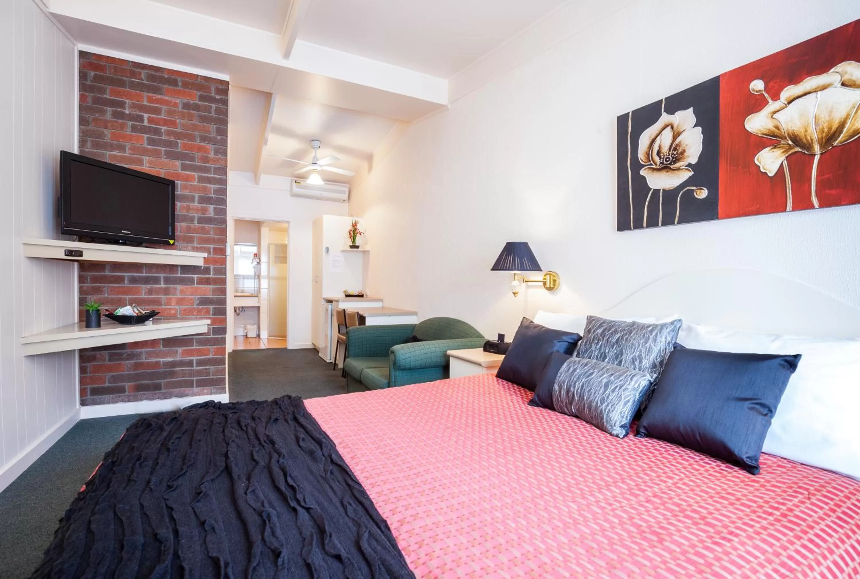 Photo of the whole room, Bed in Mid City Motel