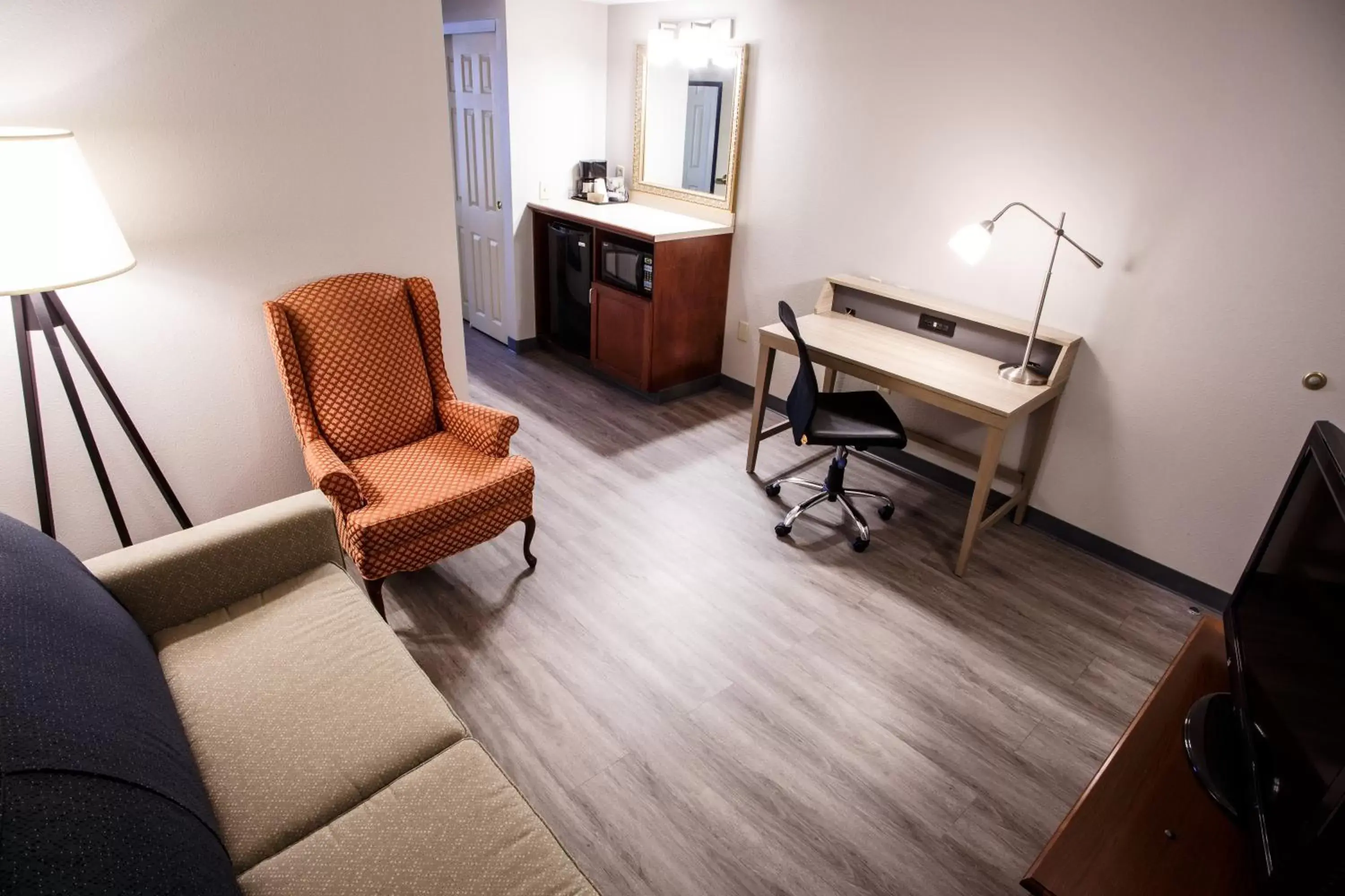 Living room, Seating Area in Country Inn & Suites by Radisson, Harrisburg West, PA