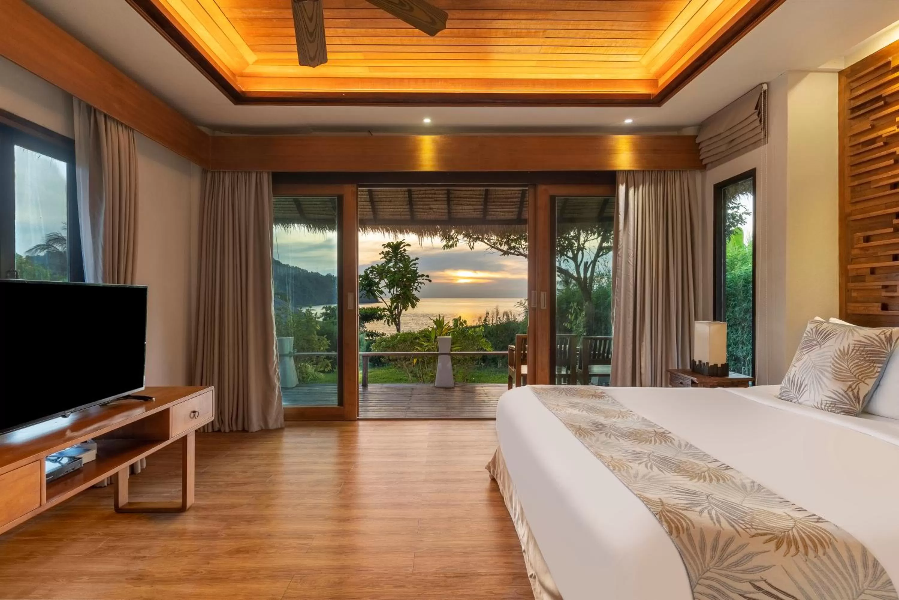 View (from property/room), Bed in The Beach Natural Resort Koh Kood