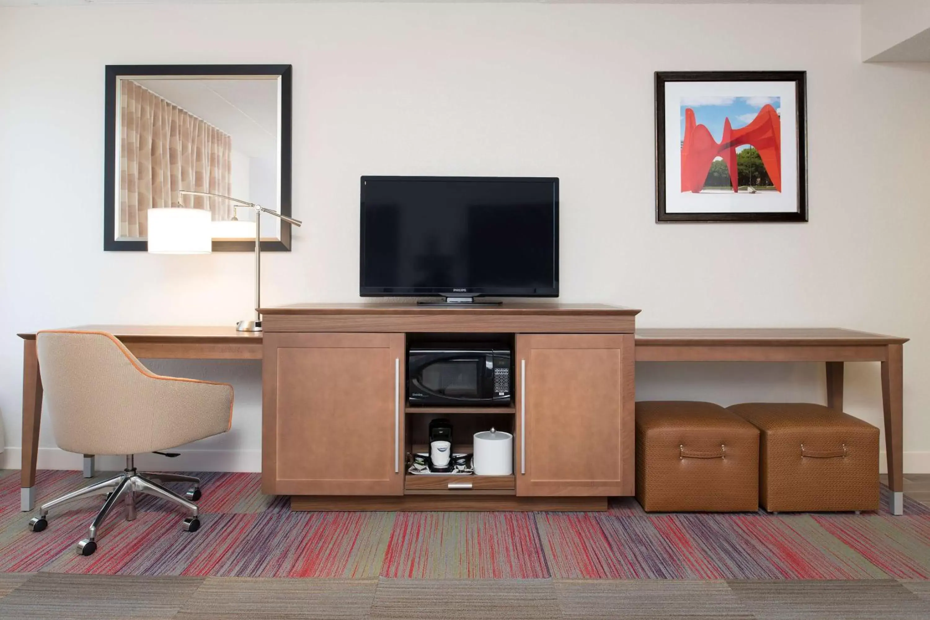 Bed, TV/Entertainment Center in Hampton Inn Grand Rapids-South