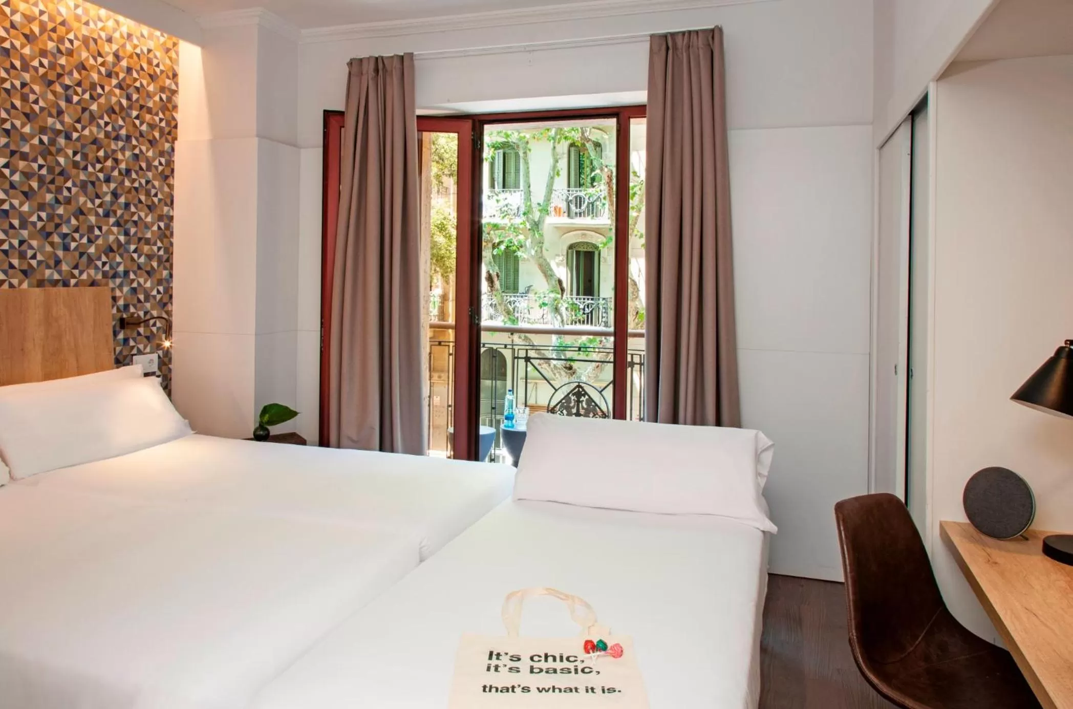 Bedroom, Bed in Chic & Basic Velvet